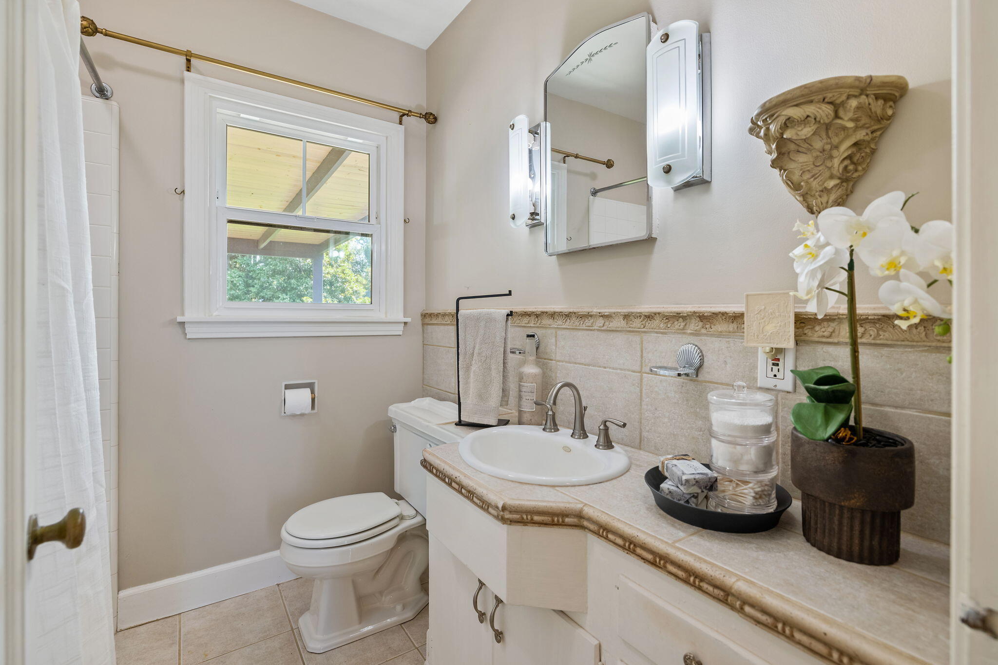 1703 W Kaweah Ave, Visalia, CA 93277