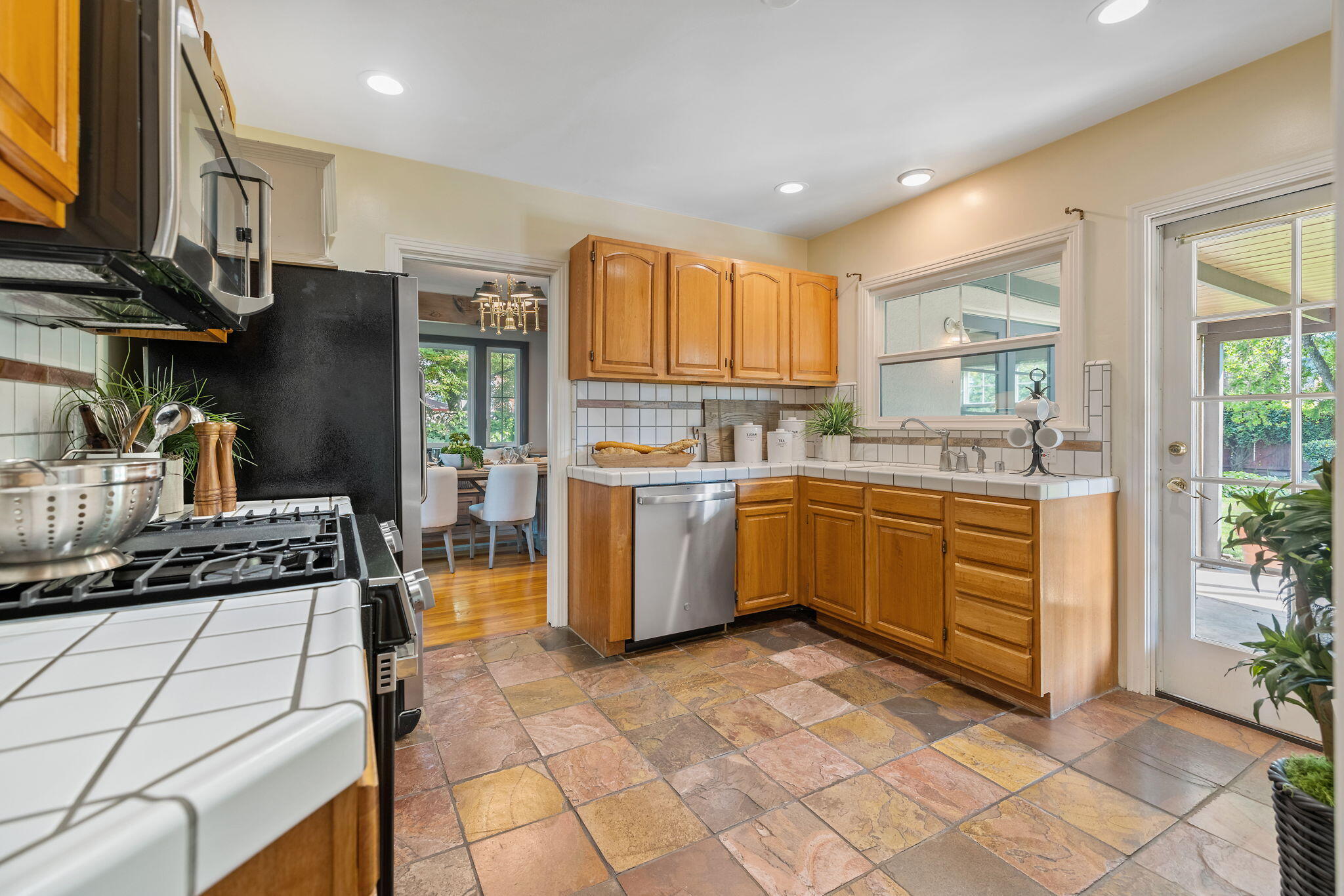 1703 W Kaweah Ave, Visalia, CA 93277