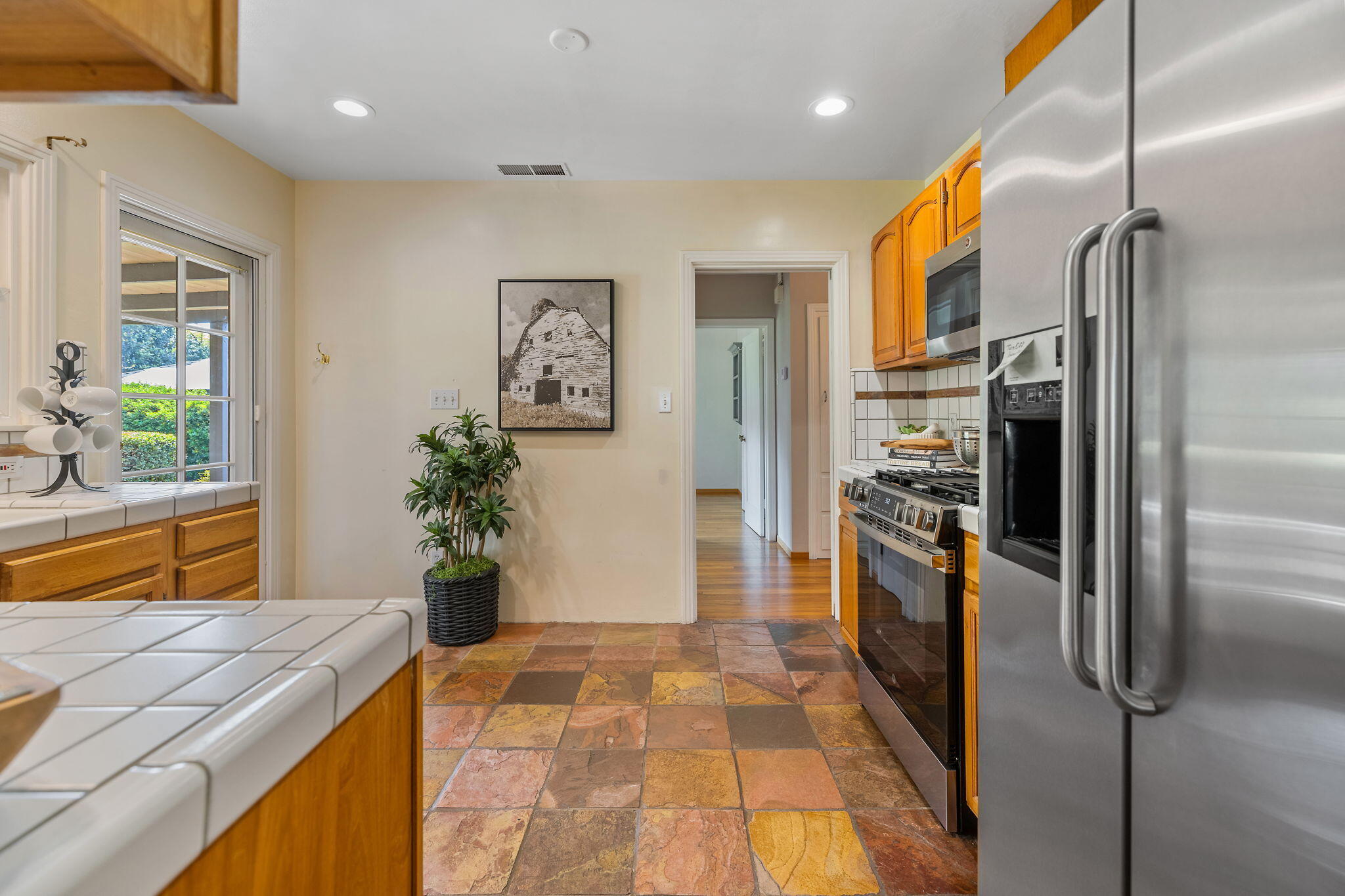 1703 W Kaweah Ave, Visalia, CA 93277