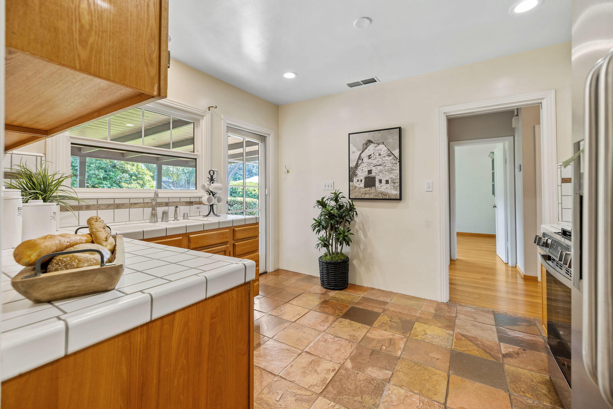 1703 W Kaweah Ave, Visalia, CA 93277