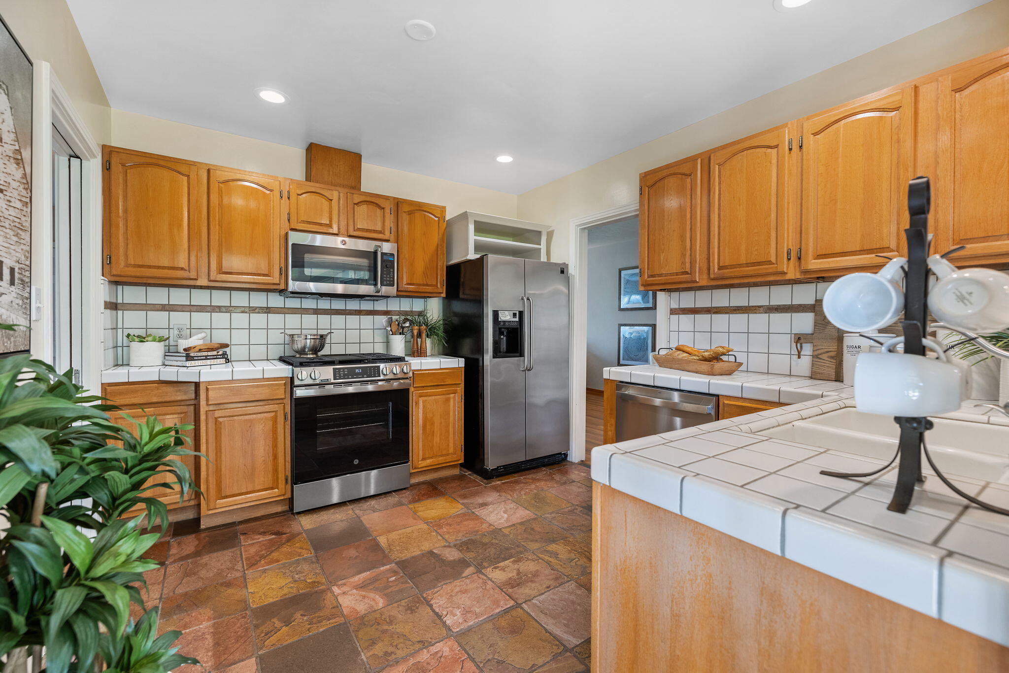 1703 W Kaweah Ave, Visalia, CA 93277