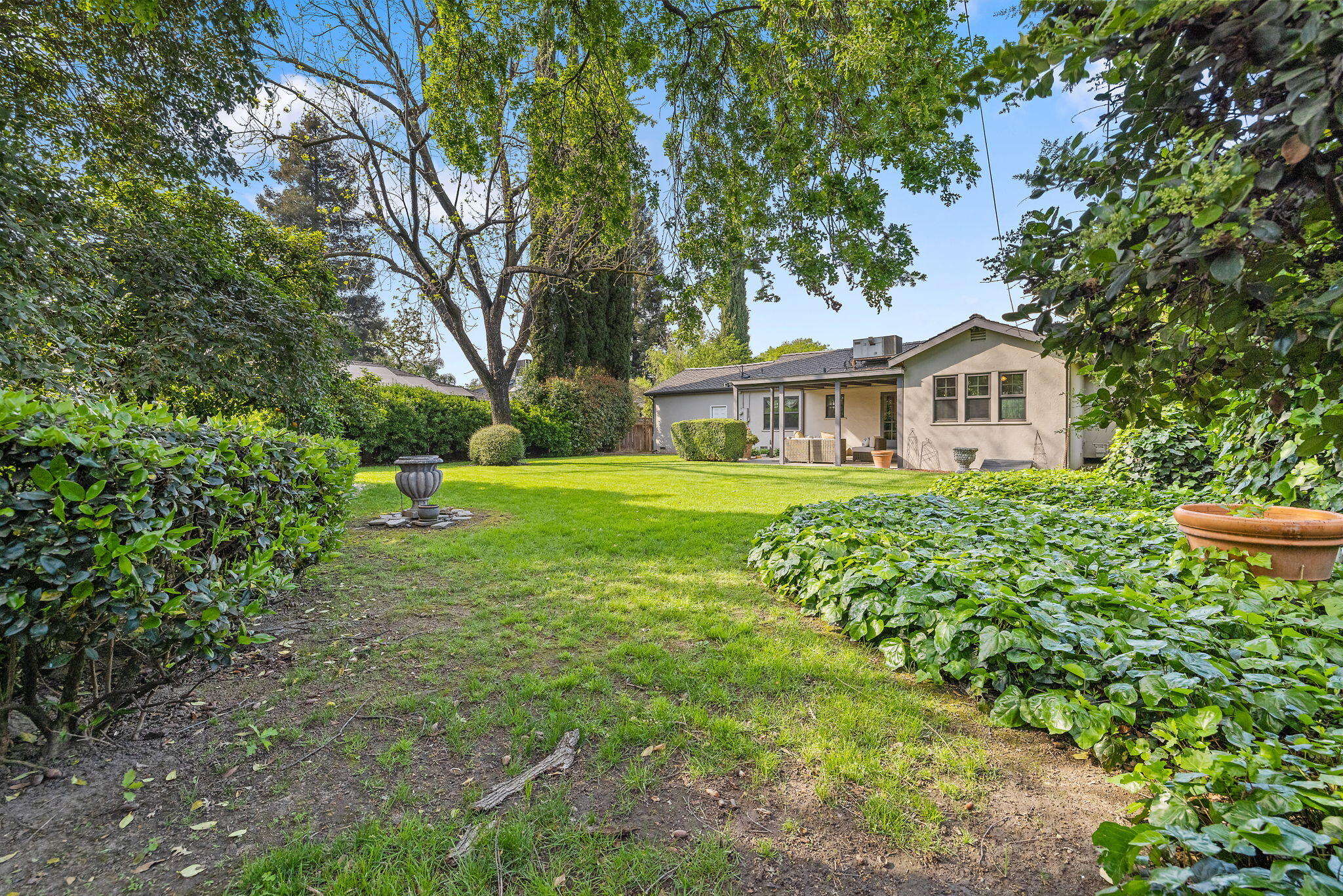 1703 W Kaweah Ave, Visalia, CA 93277