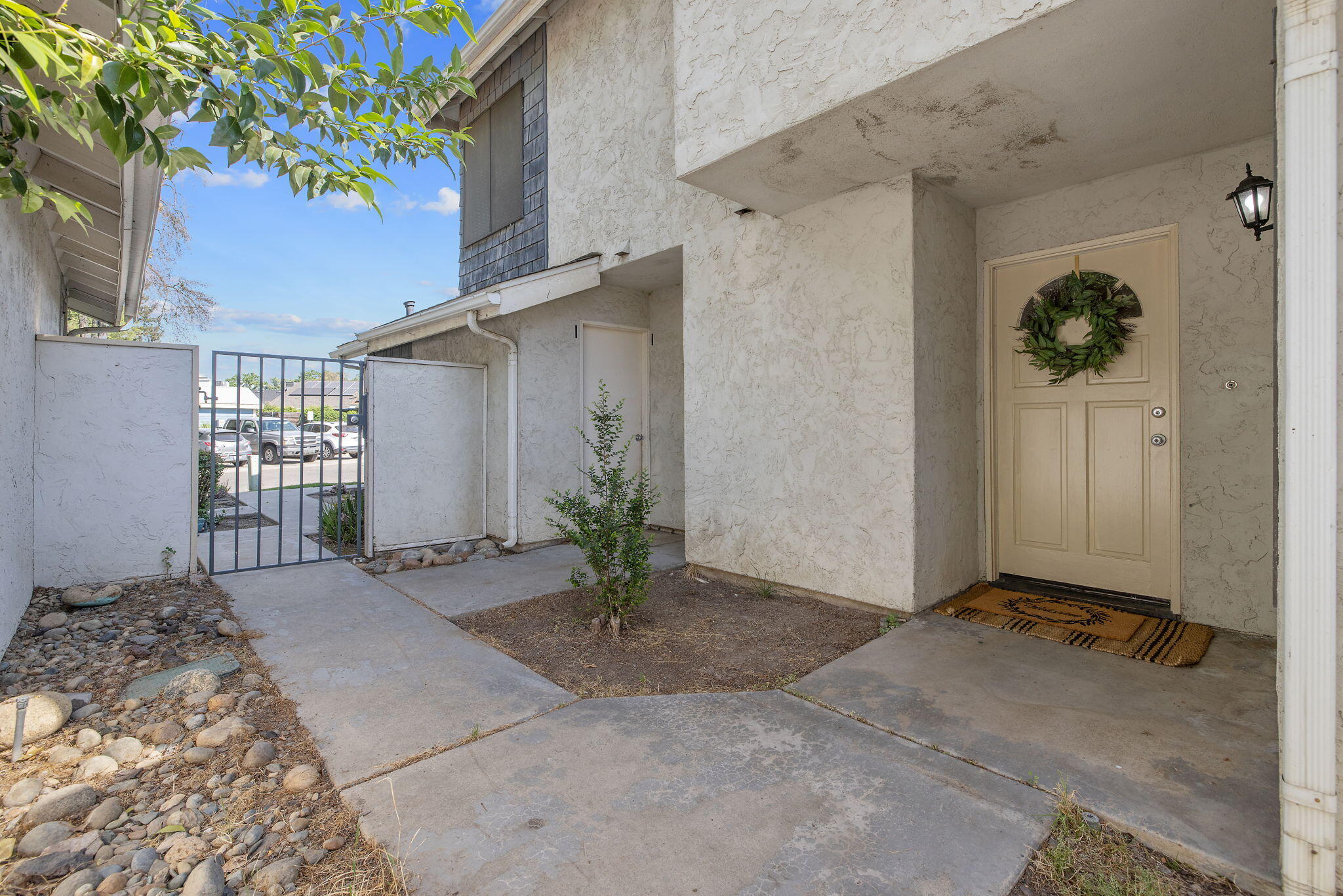 1907 E Vine Ave, Visalia, CA 93292