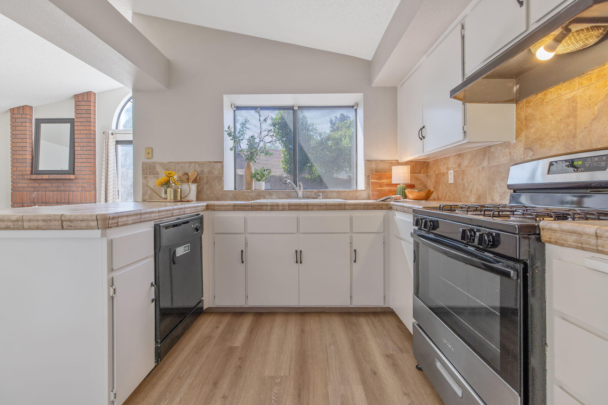 1907 E Vine Ave, Visalia, CA 93292