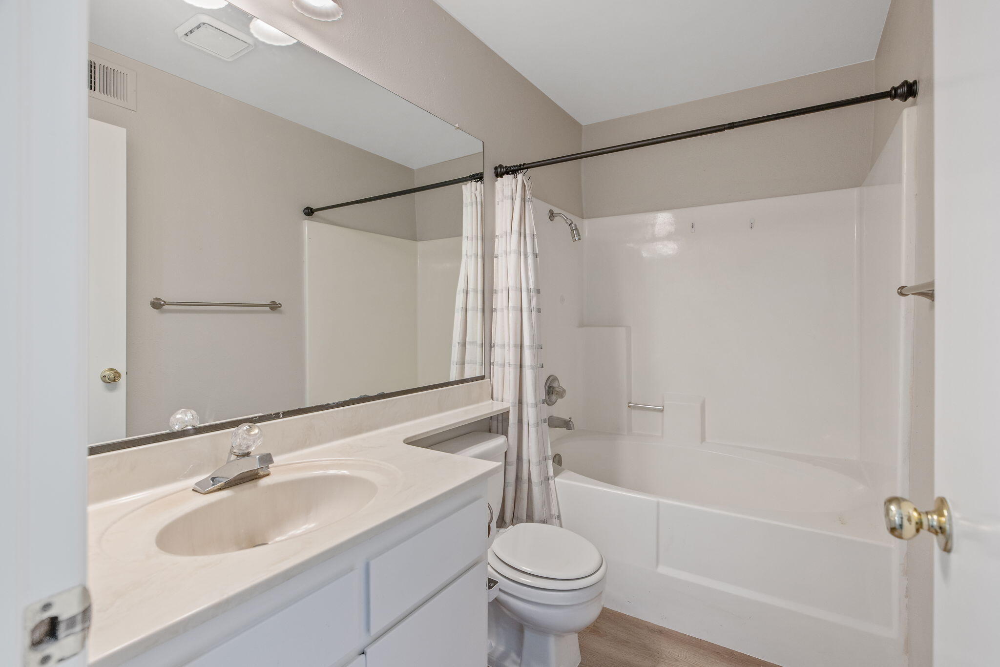 1907 E Vine Ave, Visalia, CA 93292