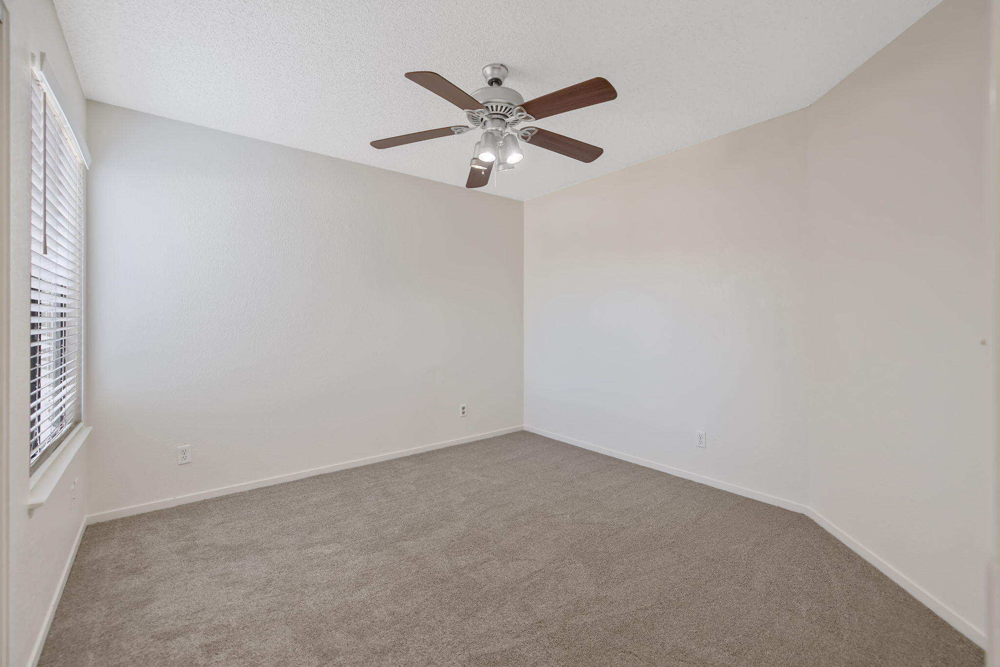 1907 E Vine Ave, Visalia, CA 93292