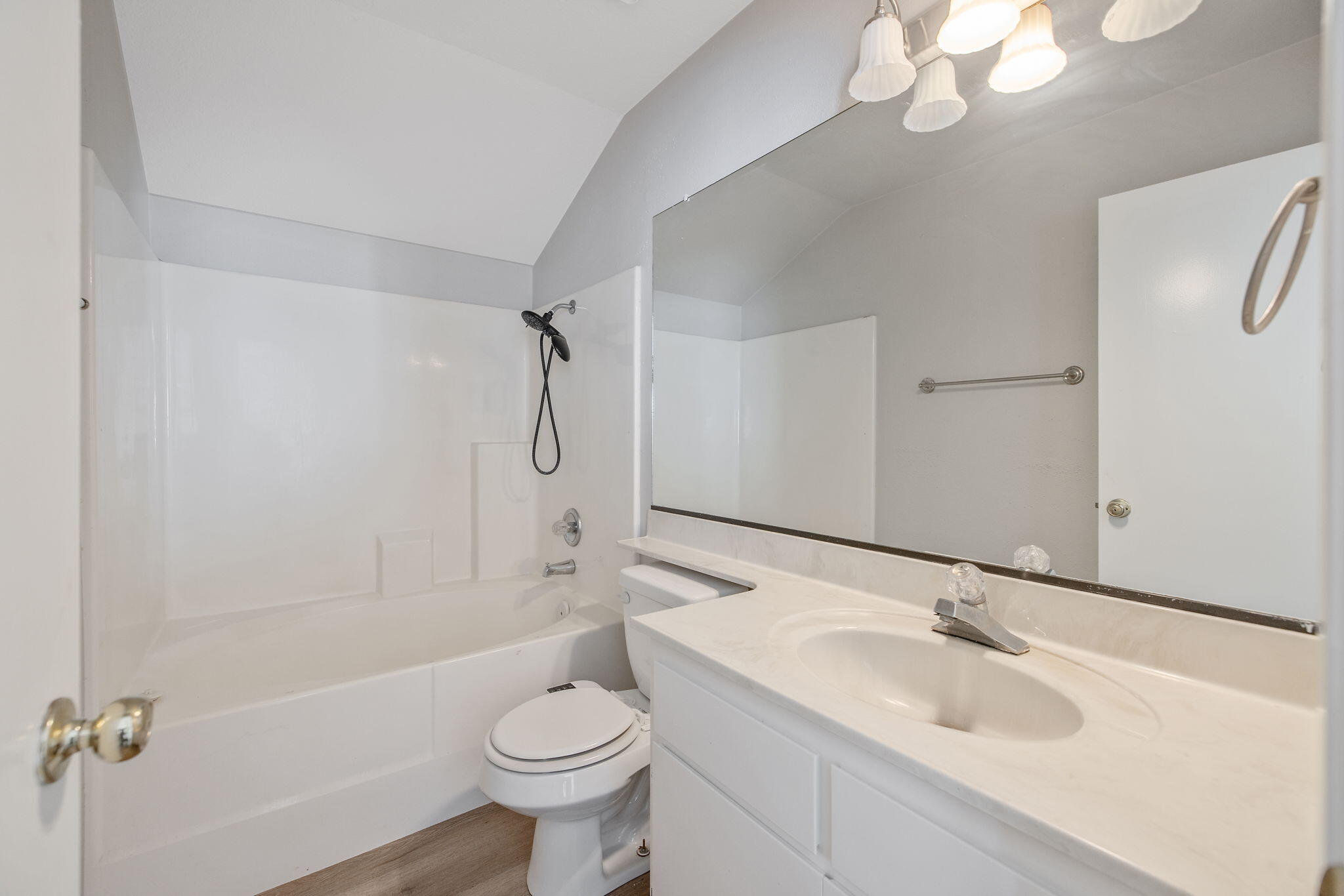 1907 E Vine Ave, Visalia, CA 93292