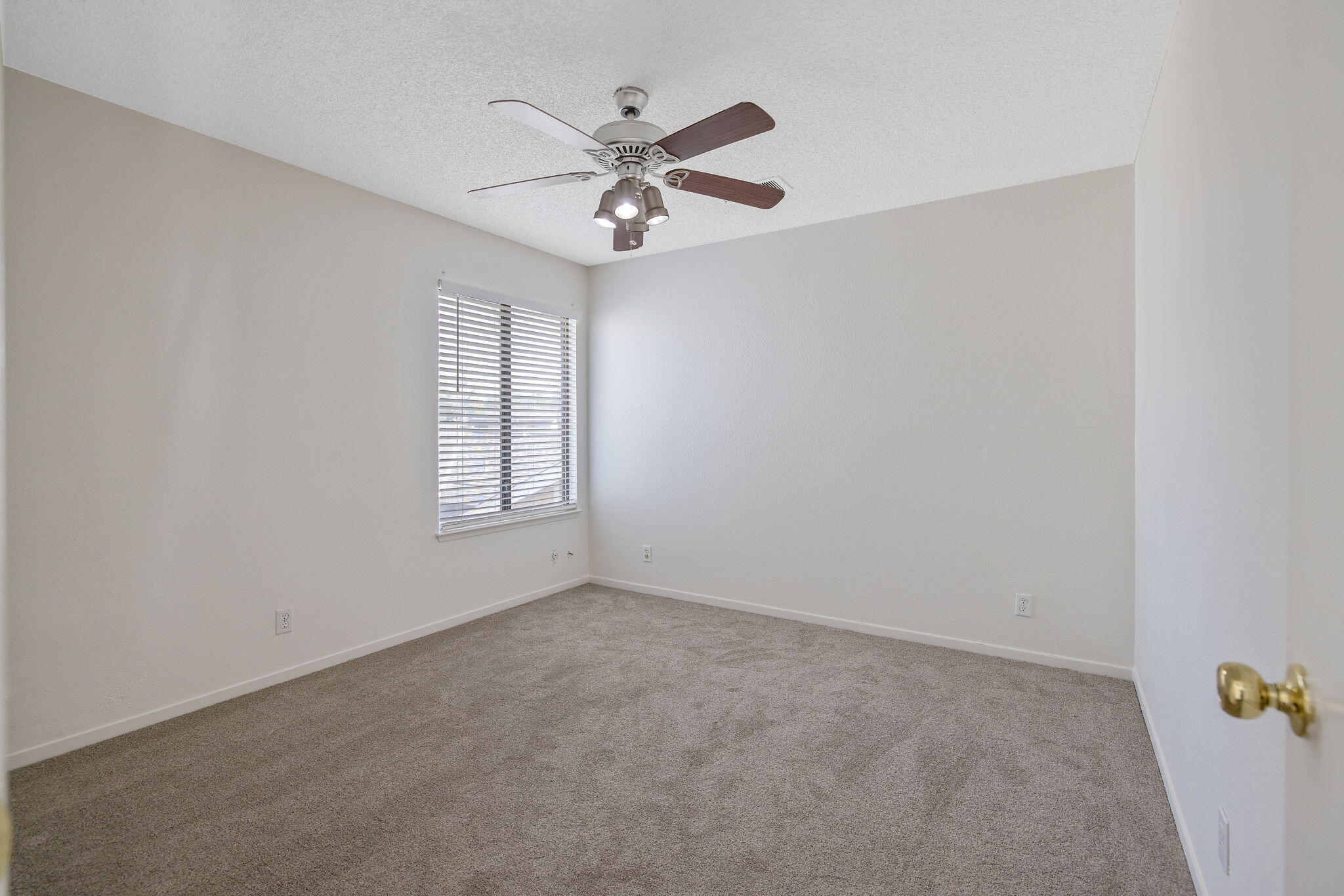 1907 E Vine Ave, Visalia, CA 93292