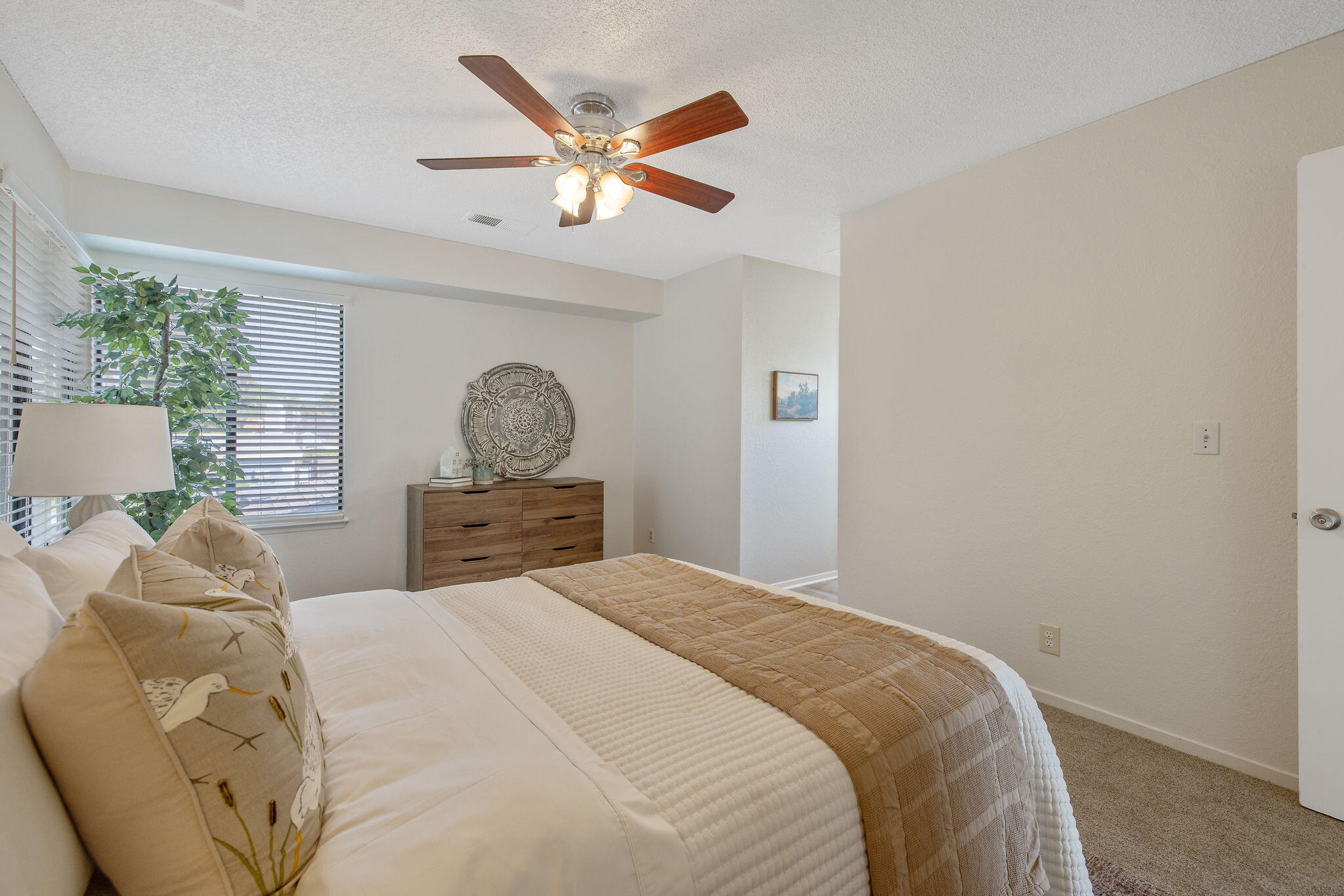 1907 E Vine Ave, Visalia, CA 93292