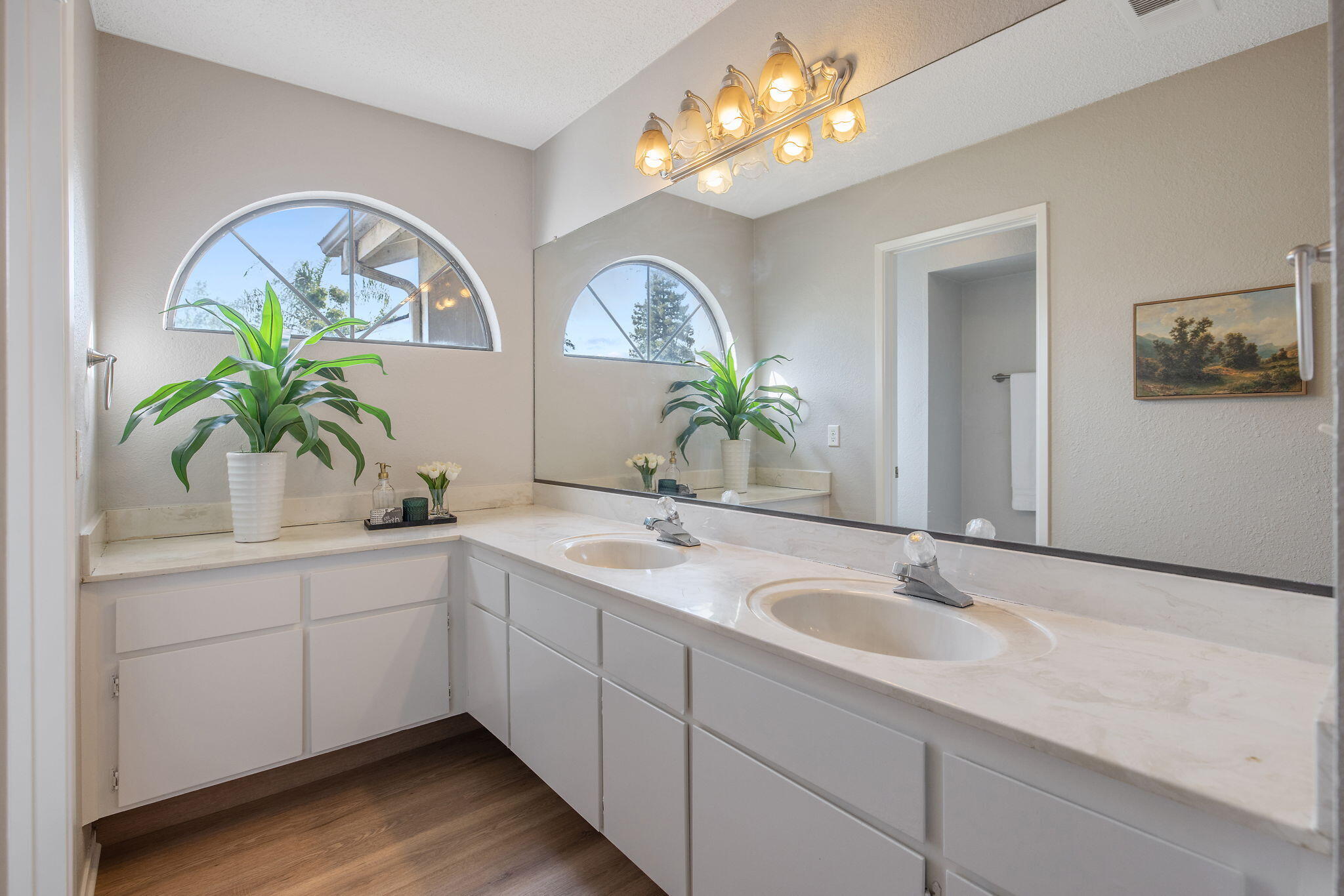 1907 E Vine Ave, Visalia, CA 93292