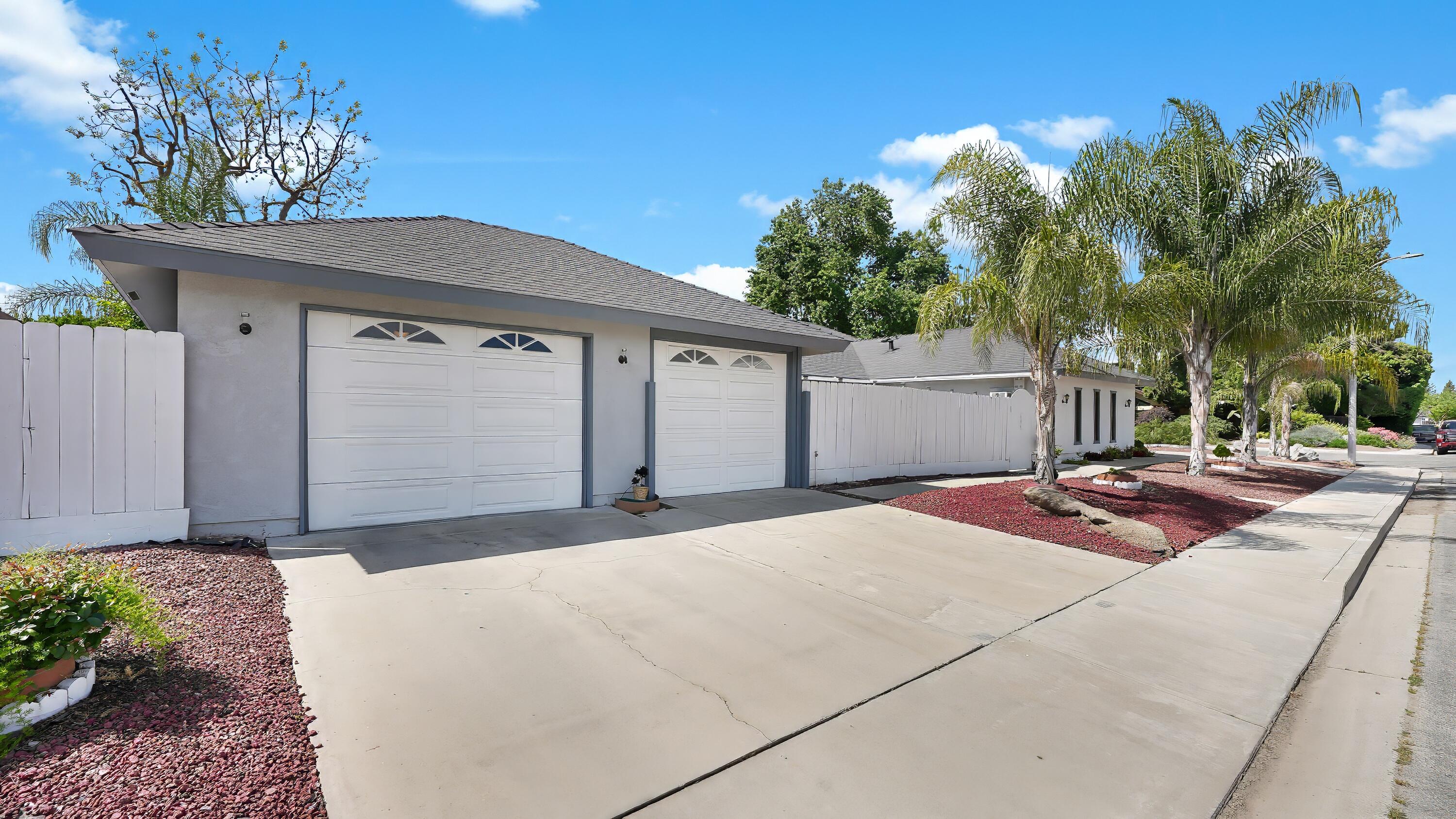 2323 E Hillcrest Ave, Visalia, CA 93292