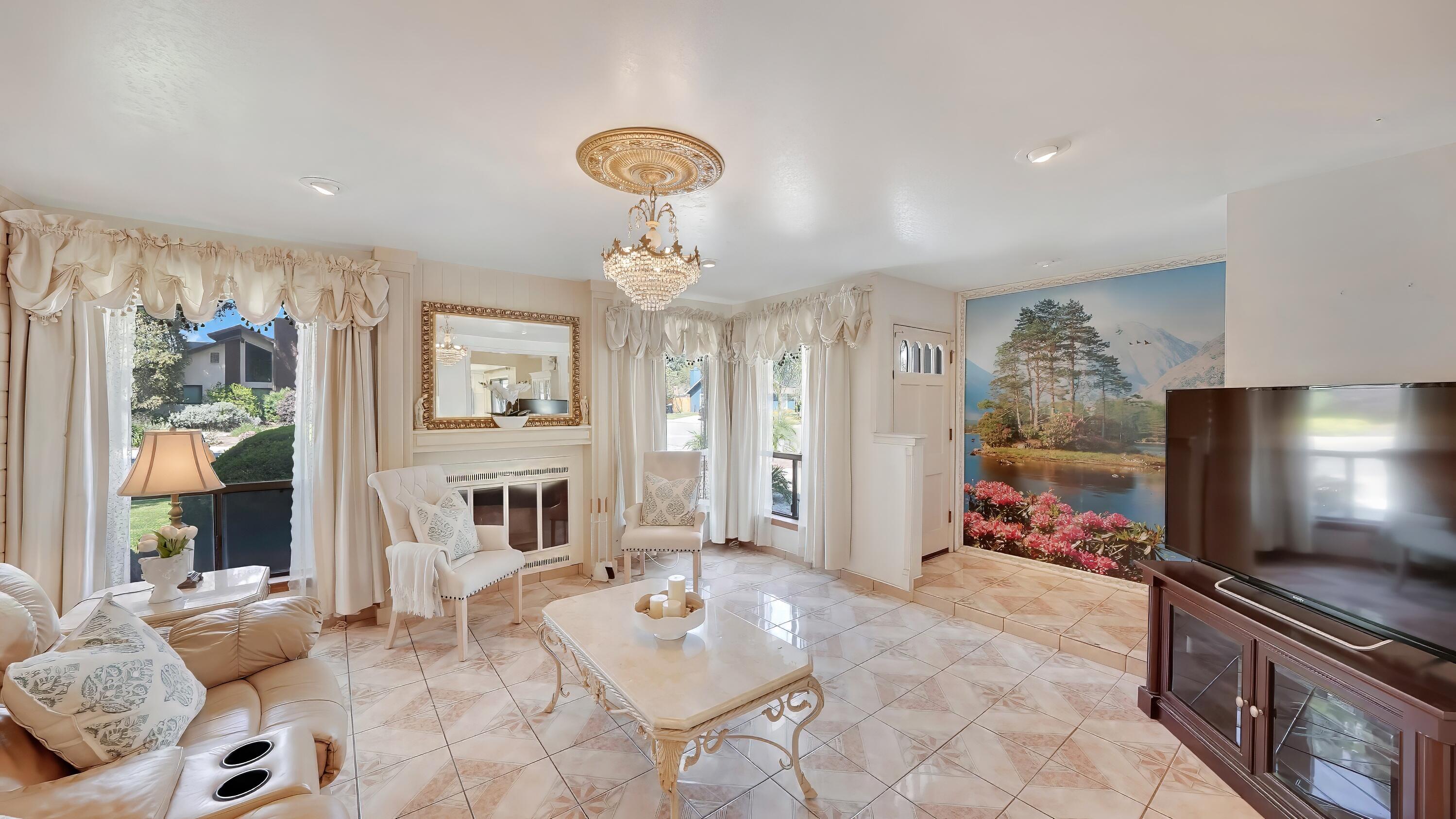 2323 E Hillcrest Ave, Visalia, CA 93292