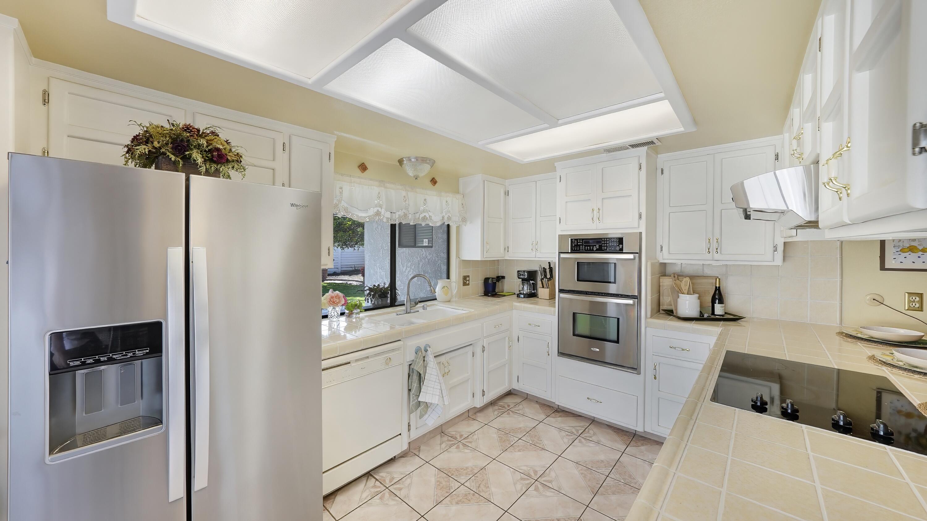 2323 E Hillcrest Ave, Visalia, CA 93292