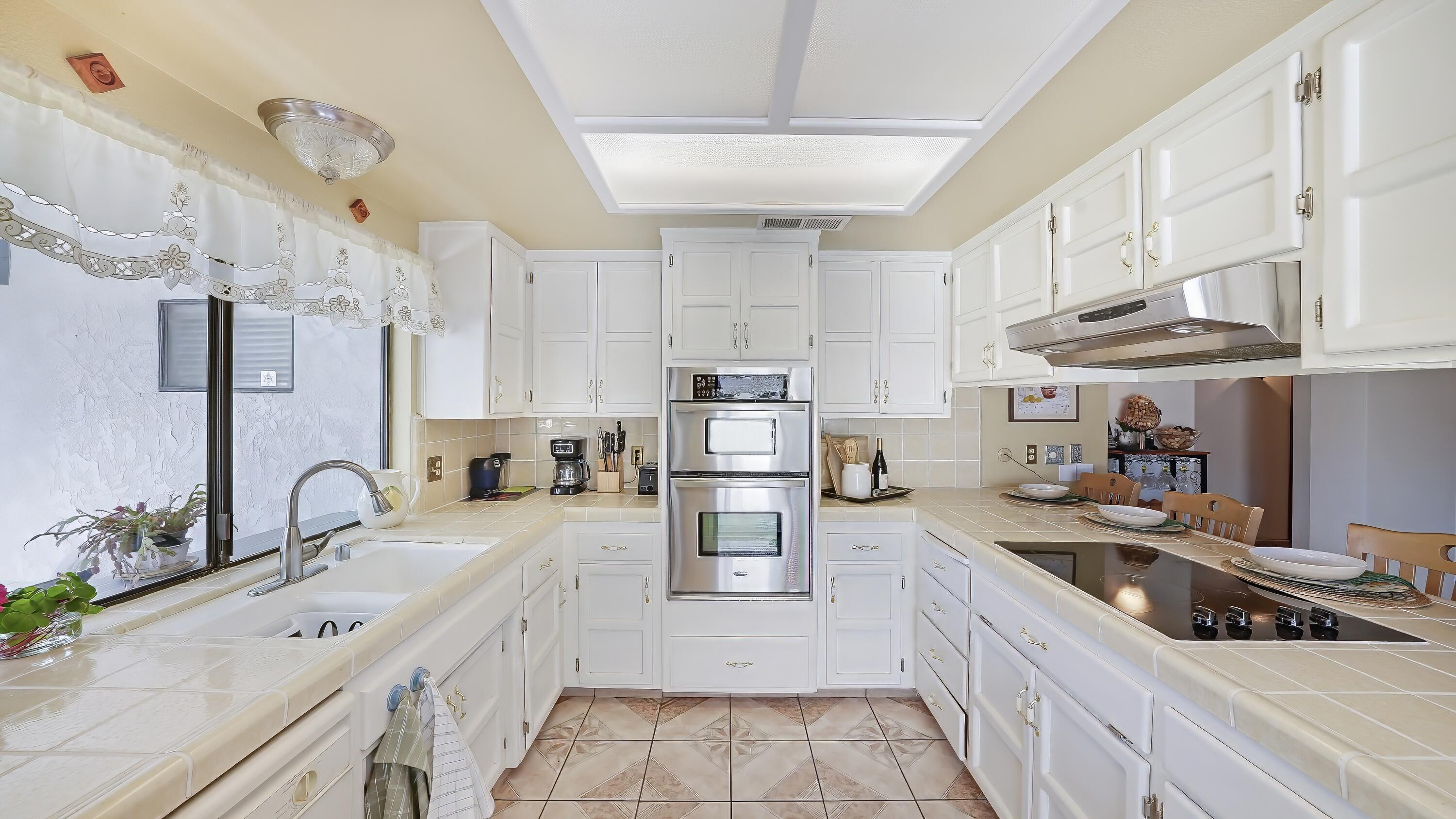 2323 E Hillcrest Ave, Visalia, CA 93292