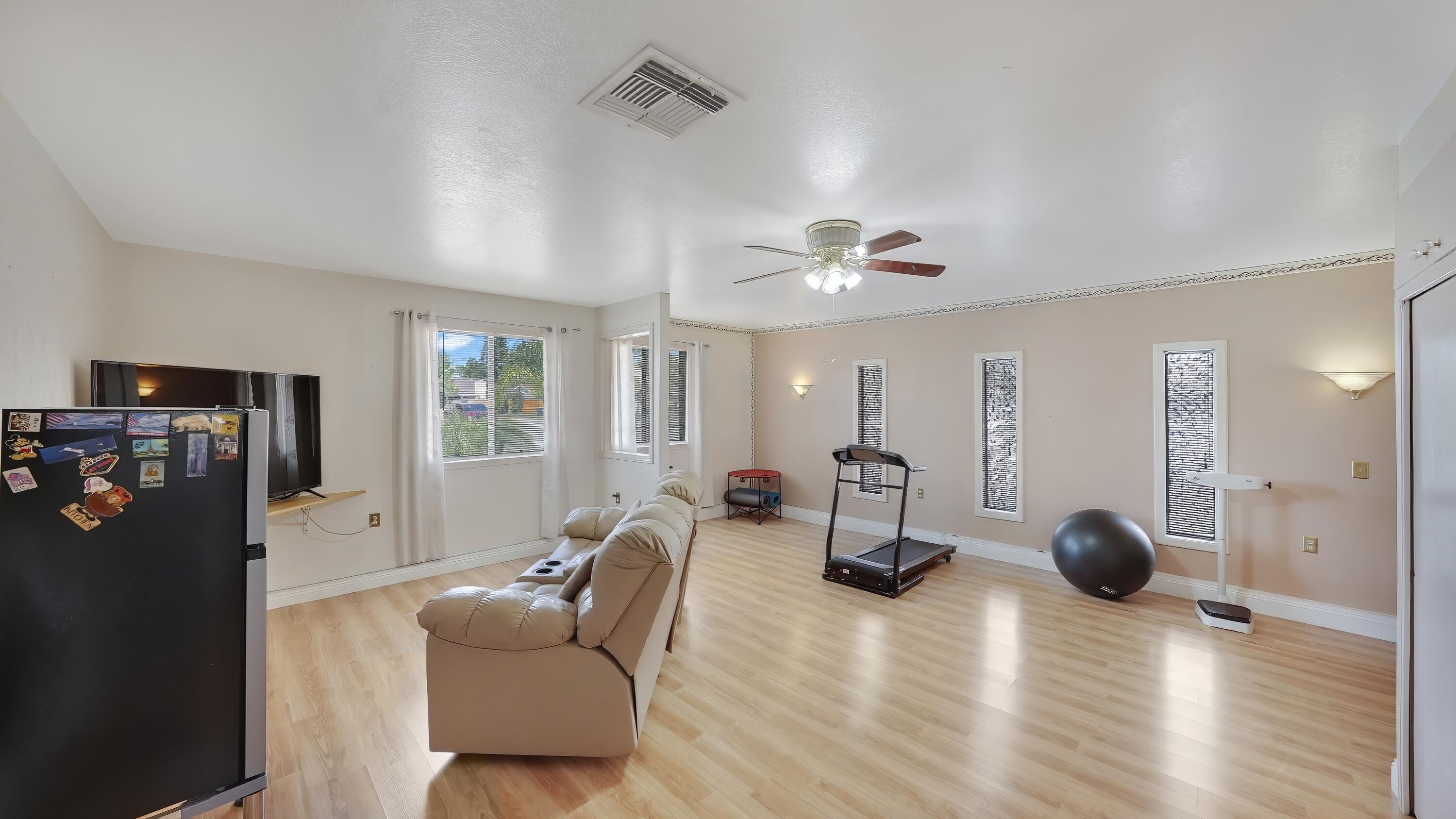 2323 E Hillcrest Ave, Visalia, CA 93292