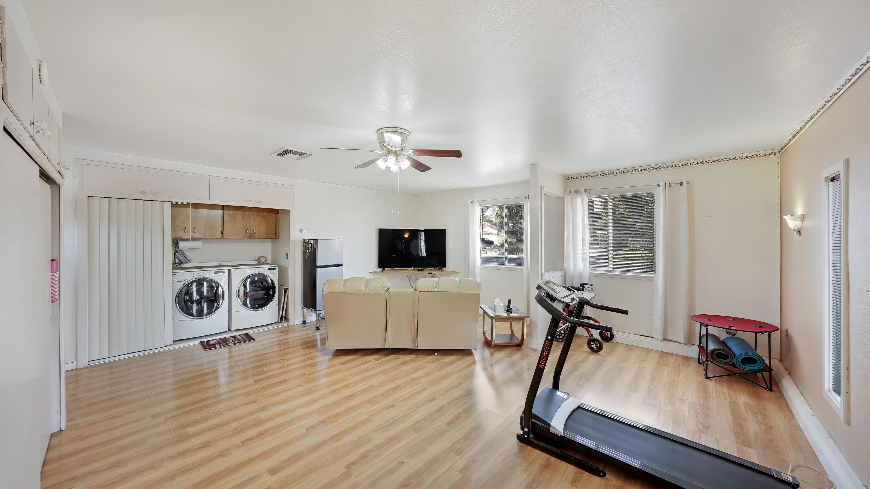 2323 E Hillcrest Ave, Visalia, CA 93292