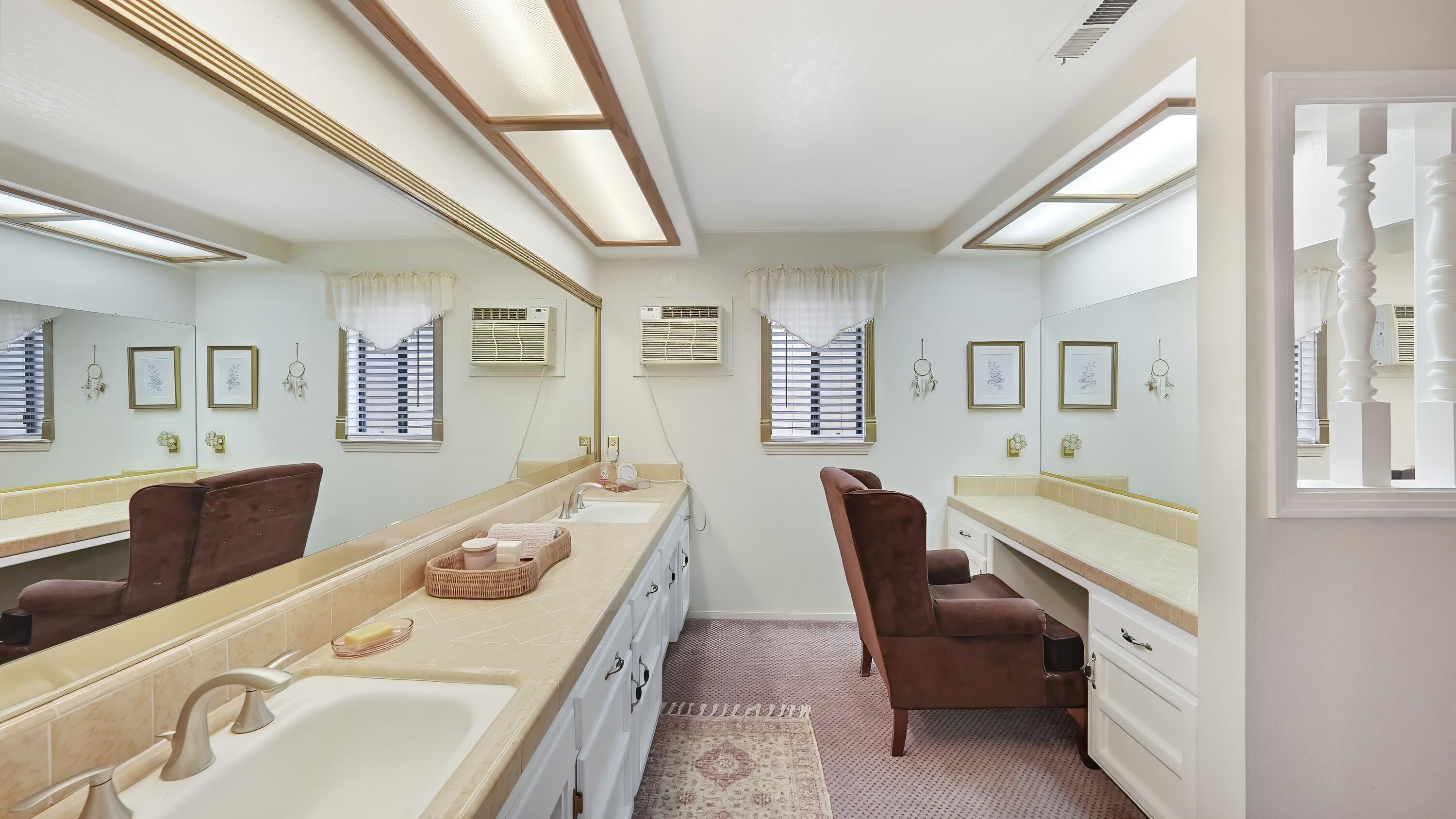 2323 E Hillcrest Ave, Visalia, CA 93292