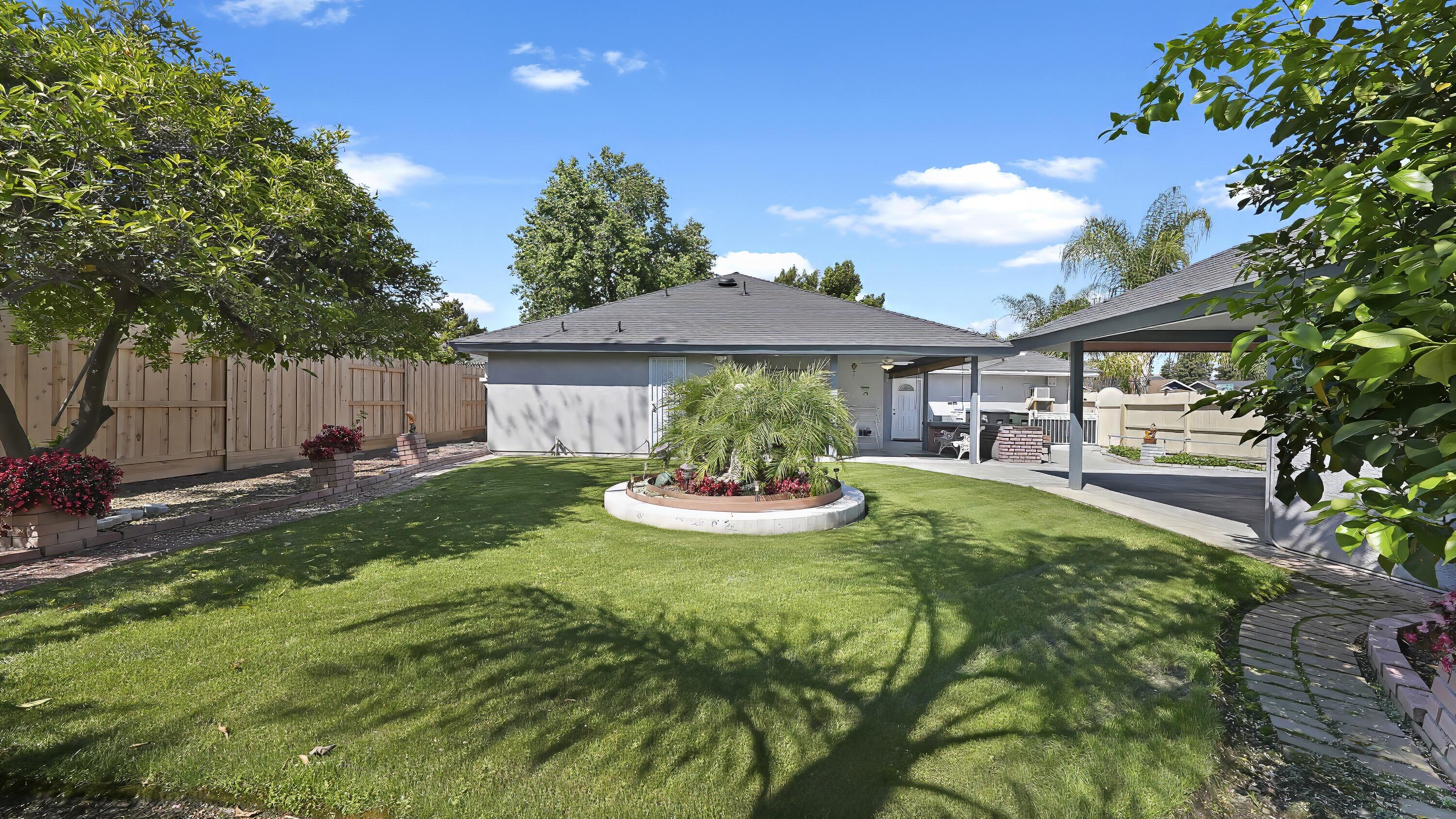 2323 E Hillcrest Ave, Visalia, CA 93292