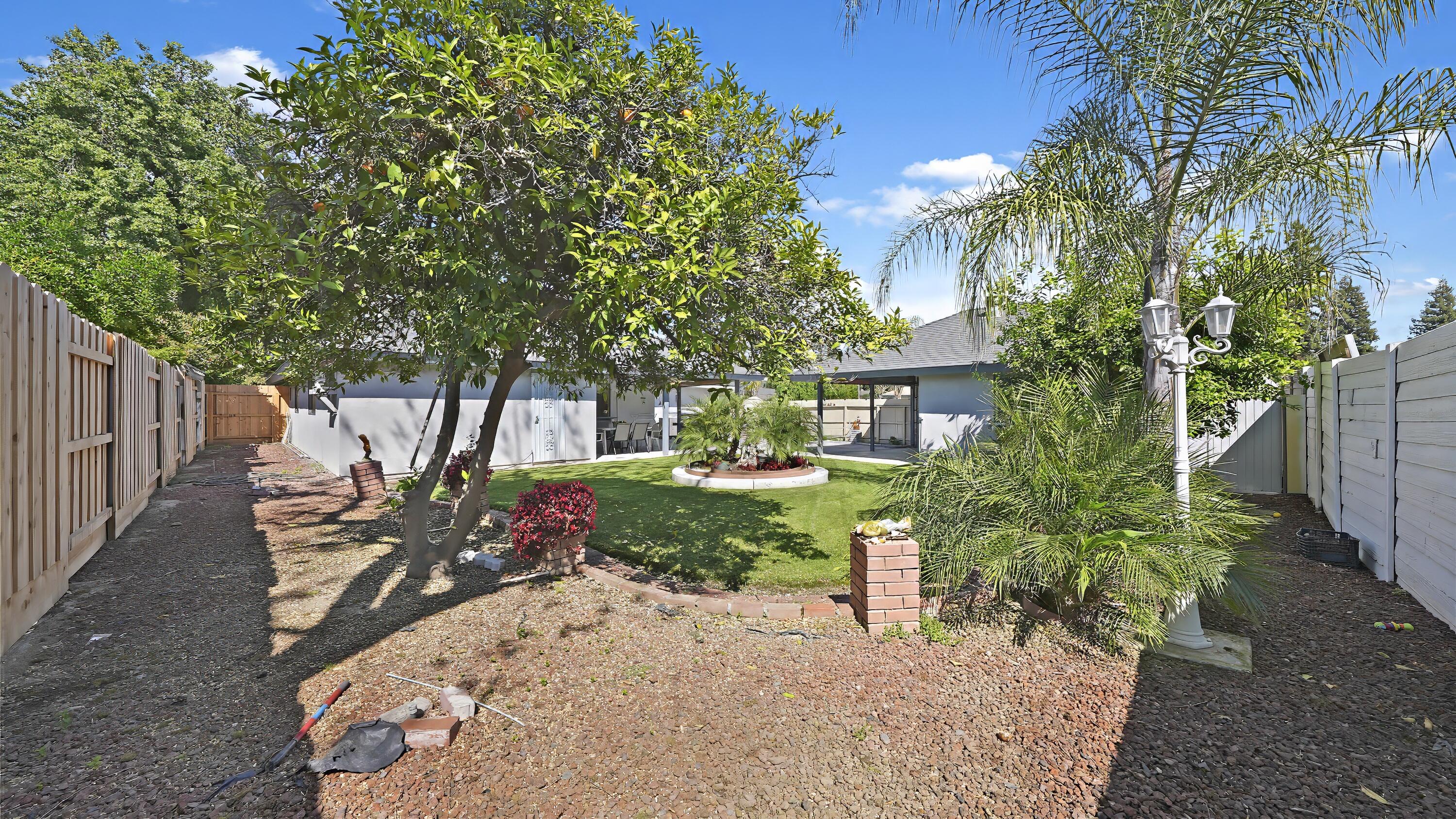 2323 E Hillcrest Ave, Visalia, CA 93292