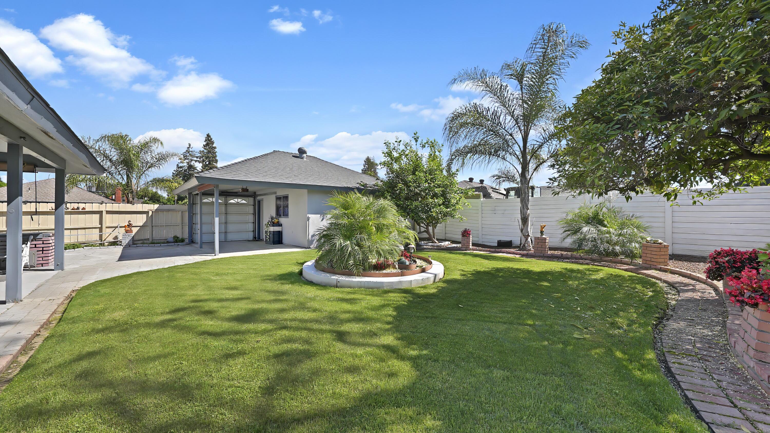 2323 E Hillcrest Ave, Visalia, CA 93292