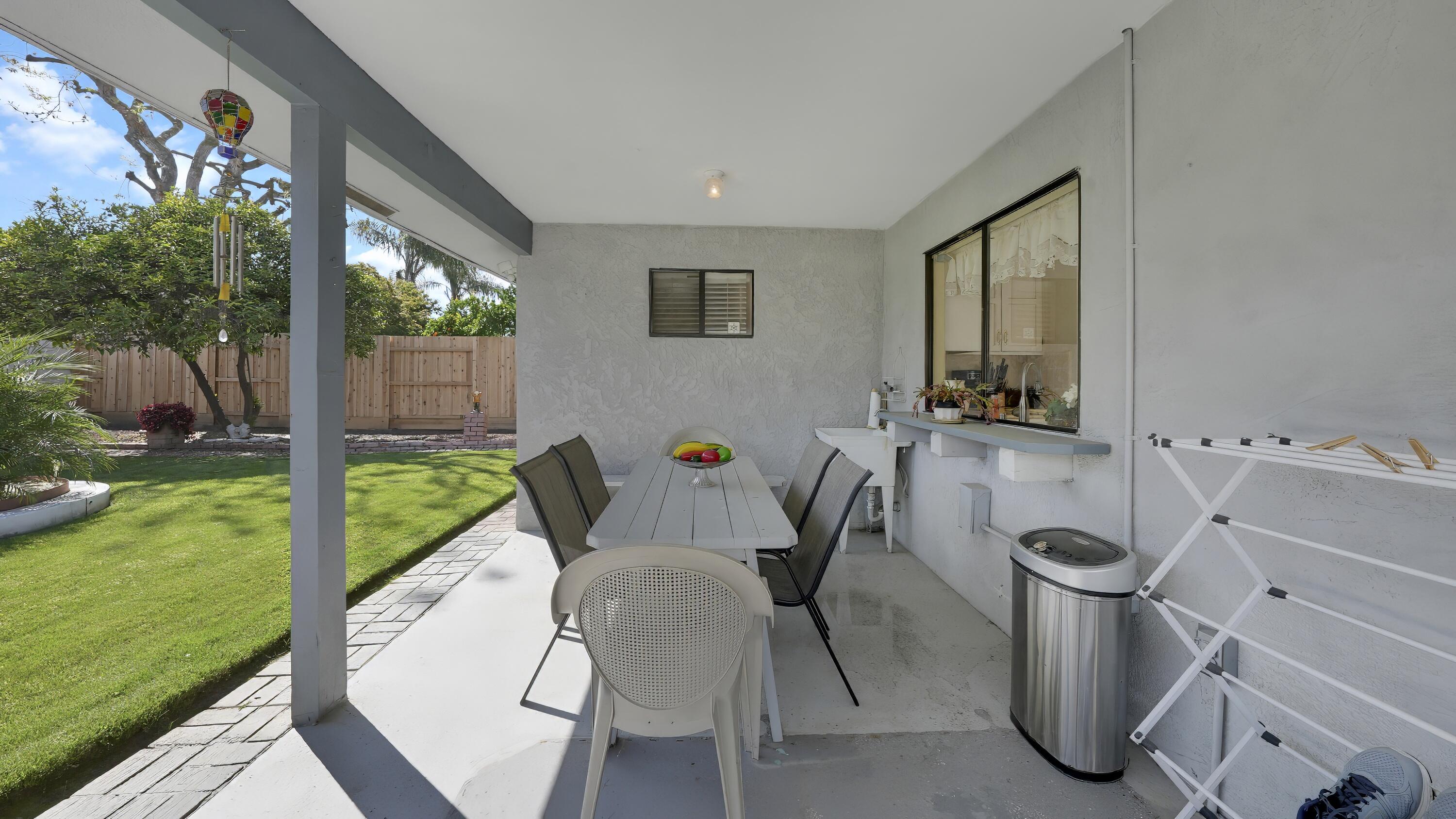 2323 E Hillcrest Ave, Visalia, CA 93292