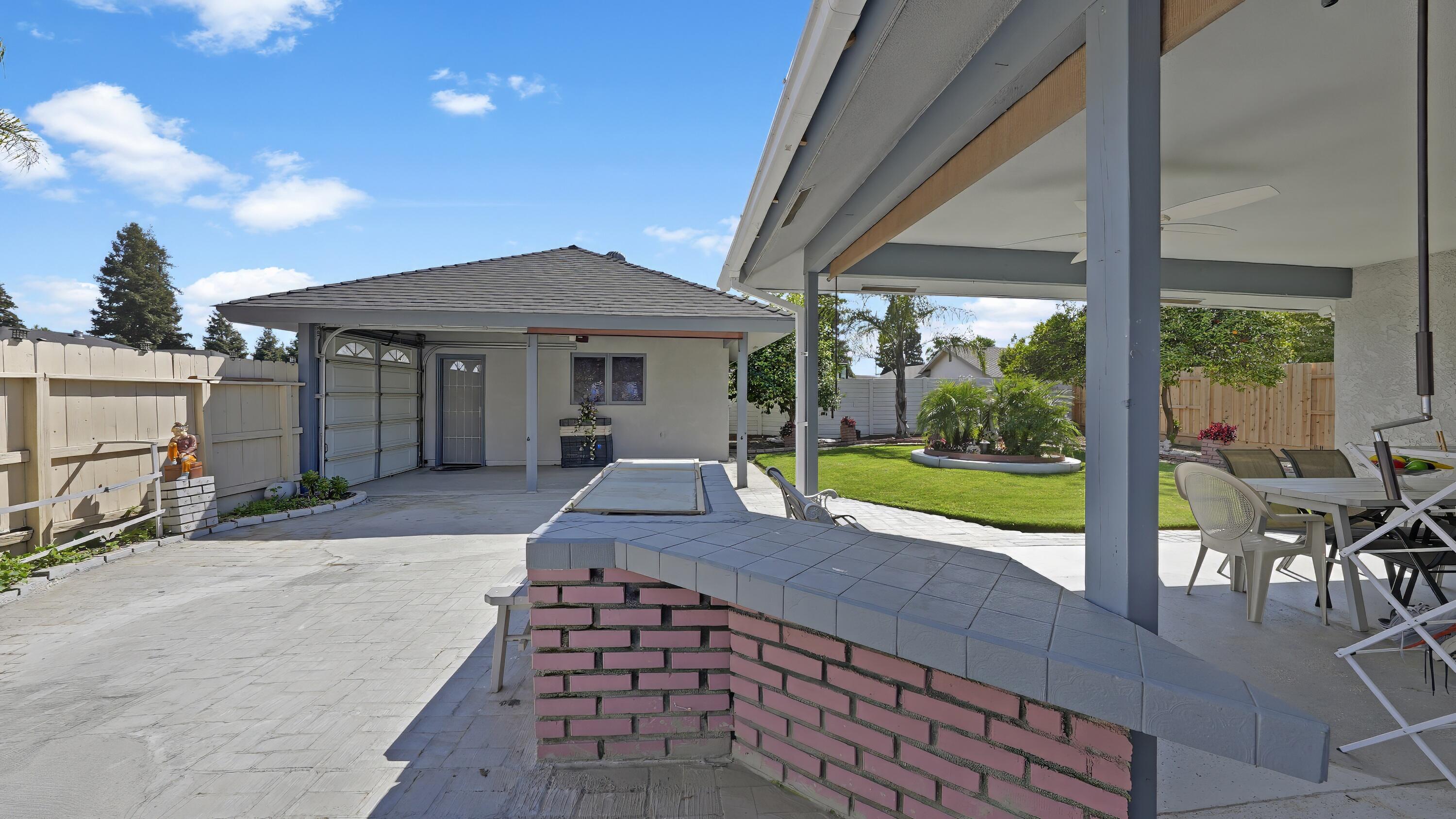 2323 E Hillcrest Ave, Visalia, CA 93292