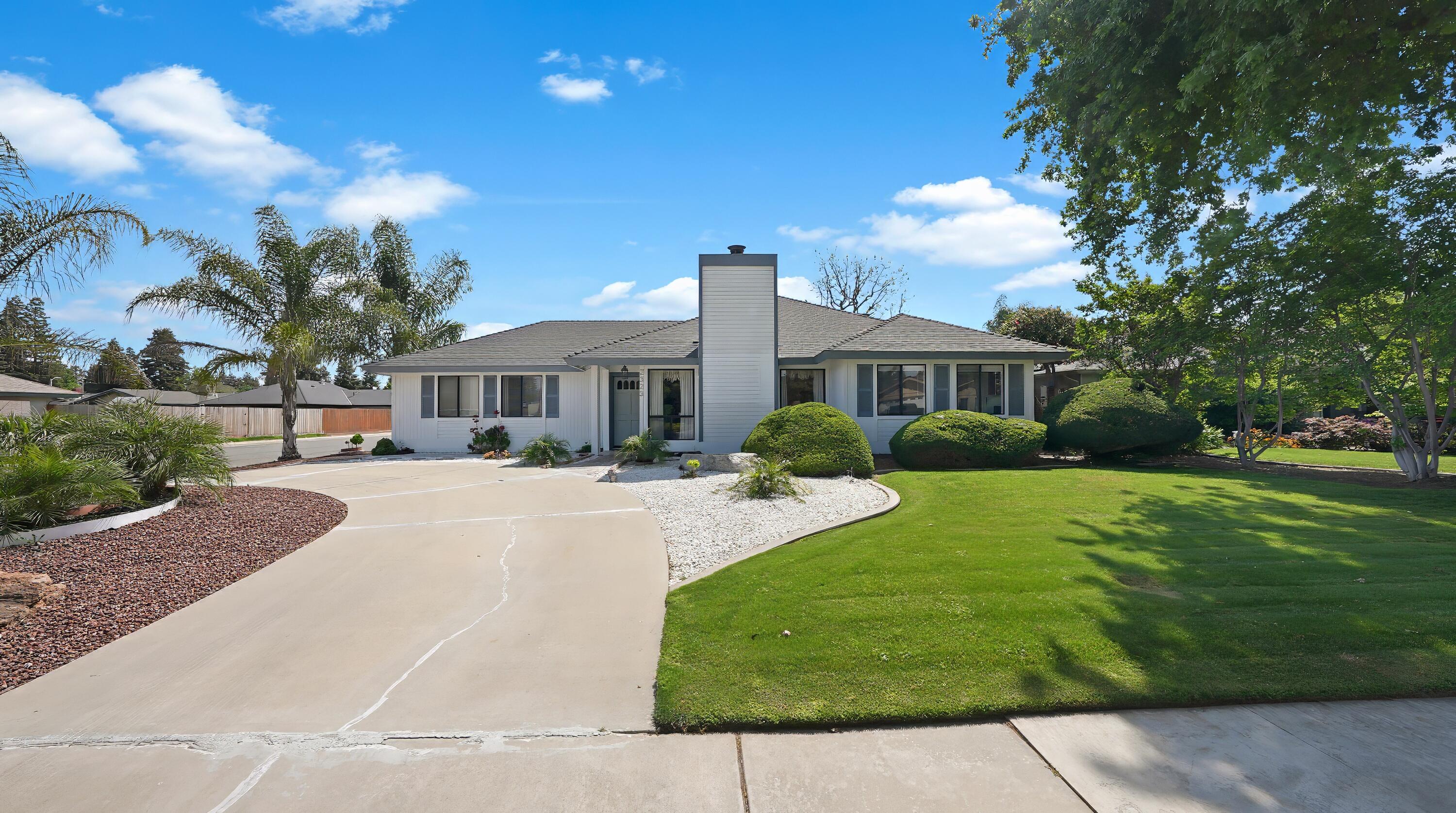 2323 E Hillcrest Ave, Visalia, CA 93292