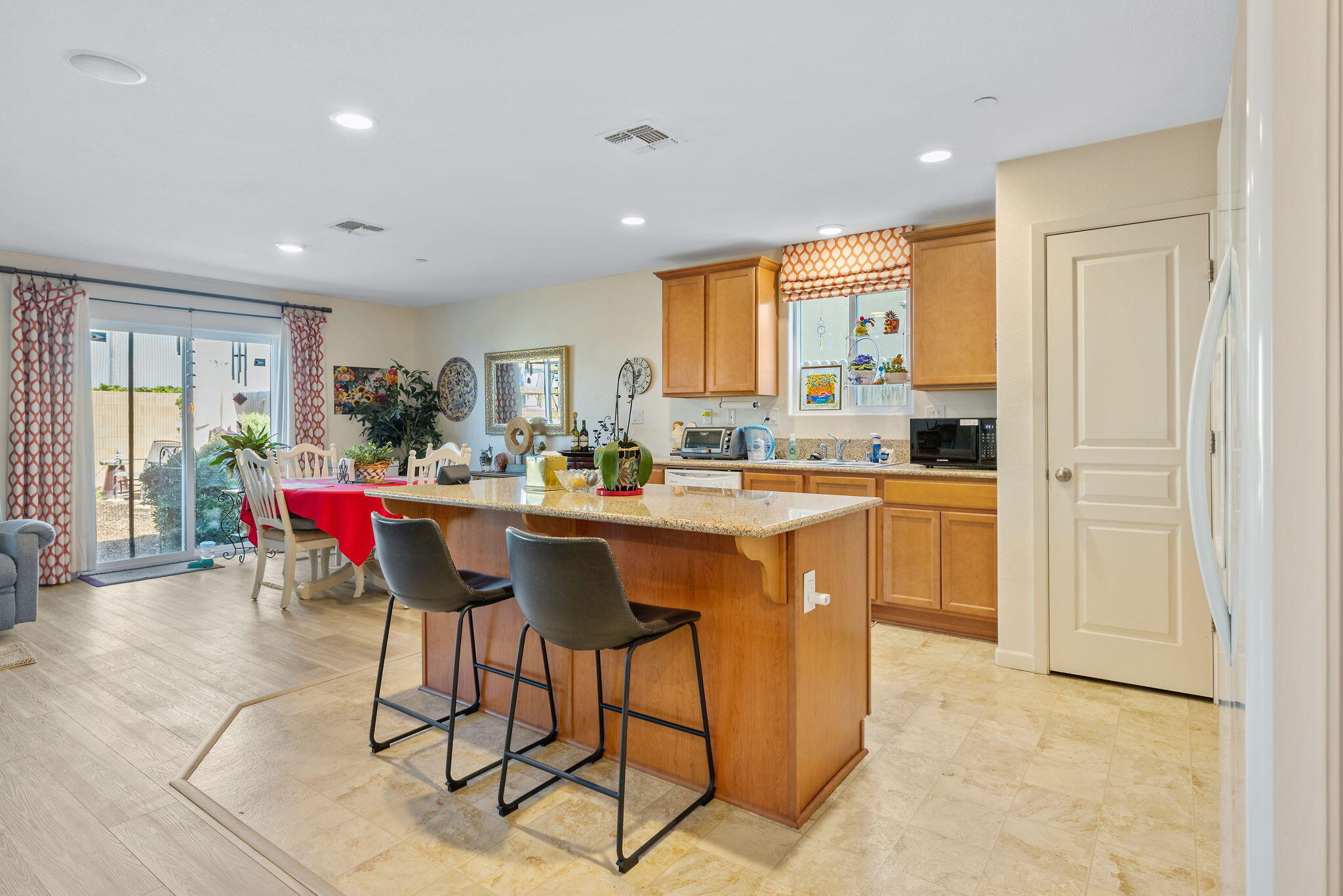 1646 N Arroyo Ct, Visalia, CA 93292