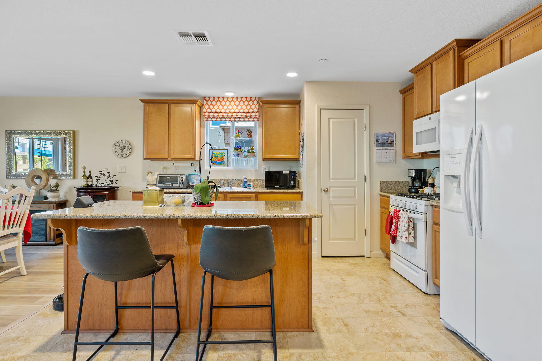 1646 N Arroyo Ct, Visalia, CA 93292