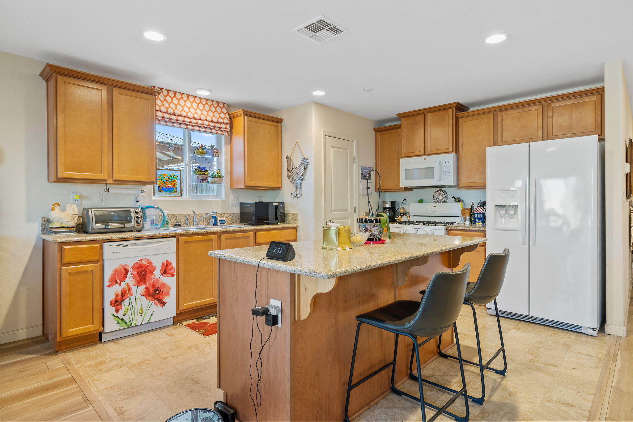 1646 N Arroyo Ct, Visalia, CA 93292