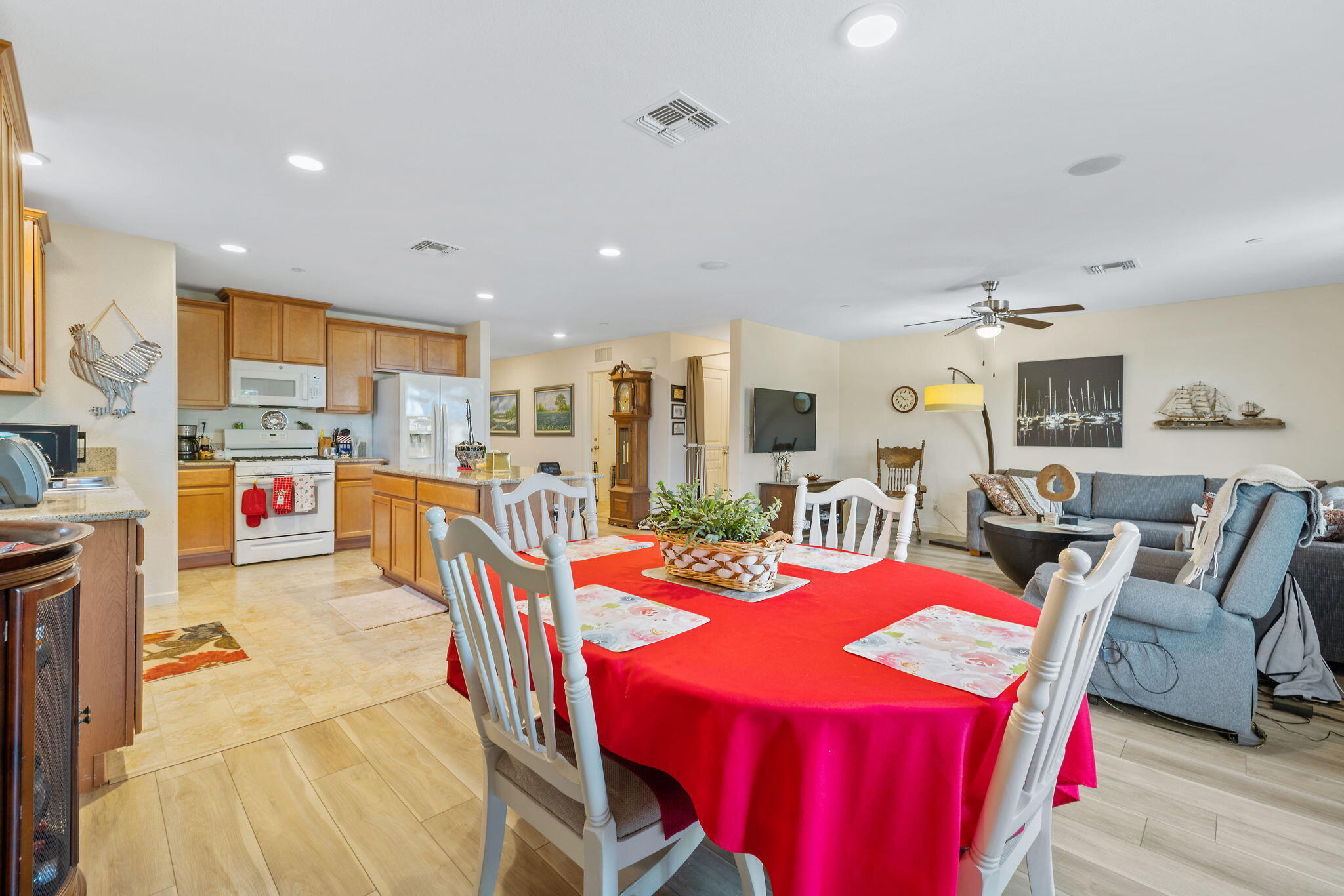 1646 N Arroyo Ct, Visalia, CA 93292