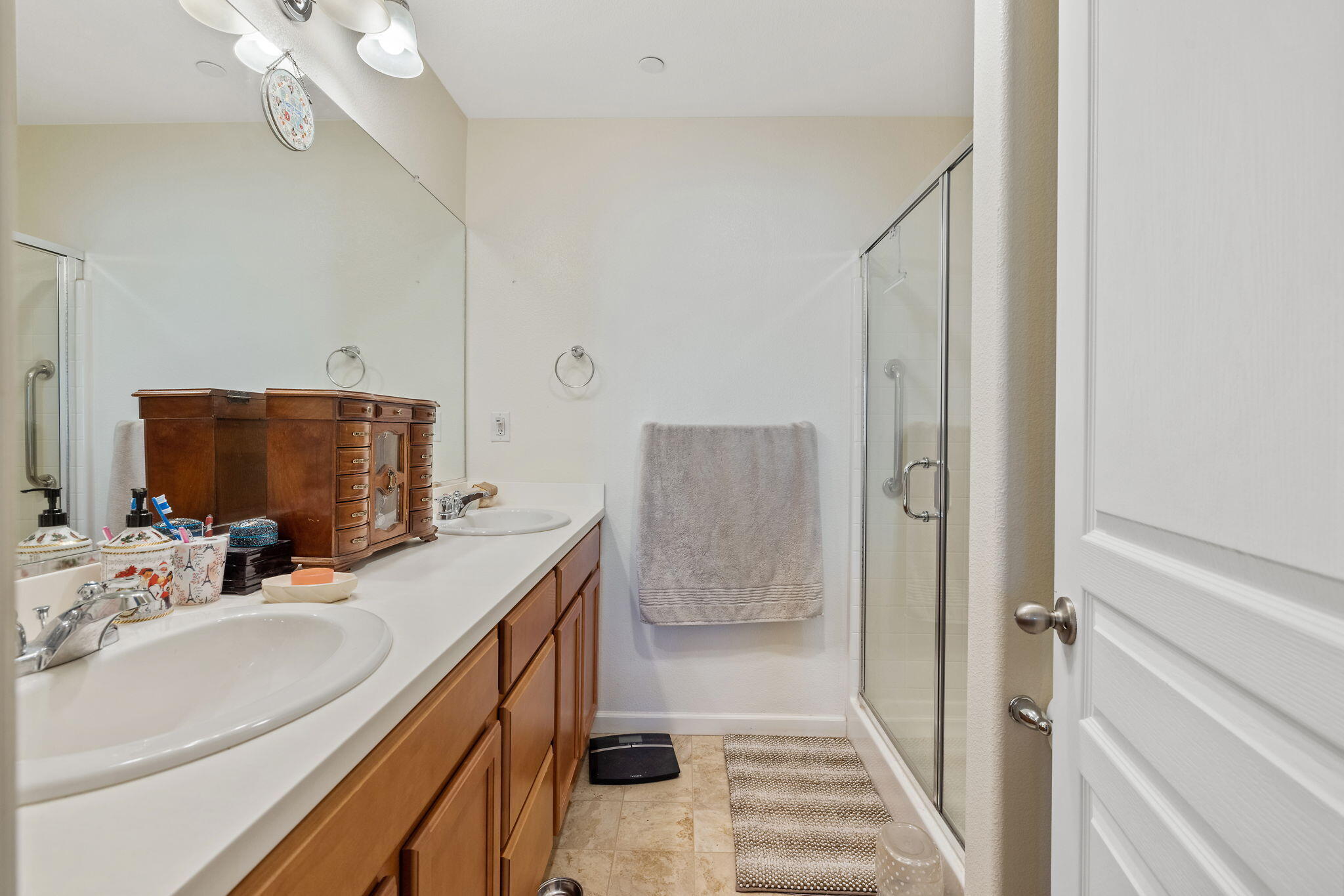 1646 N Arroyo Ct, Visalia, CA 93292