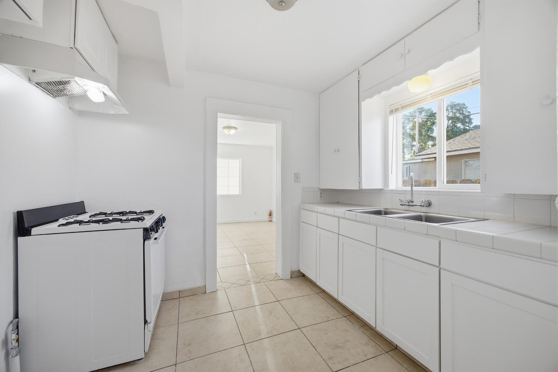 220 S O St, Tulare, CA 93274