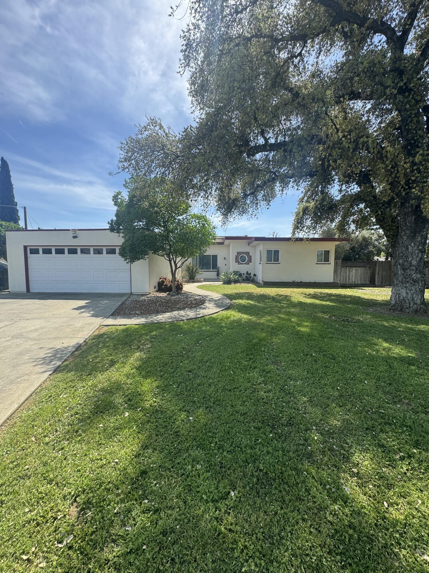 1127 W Walnut Ave, Visalia, CA 93277