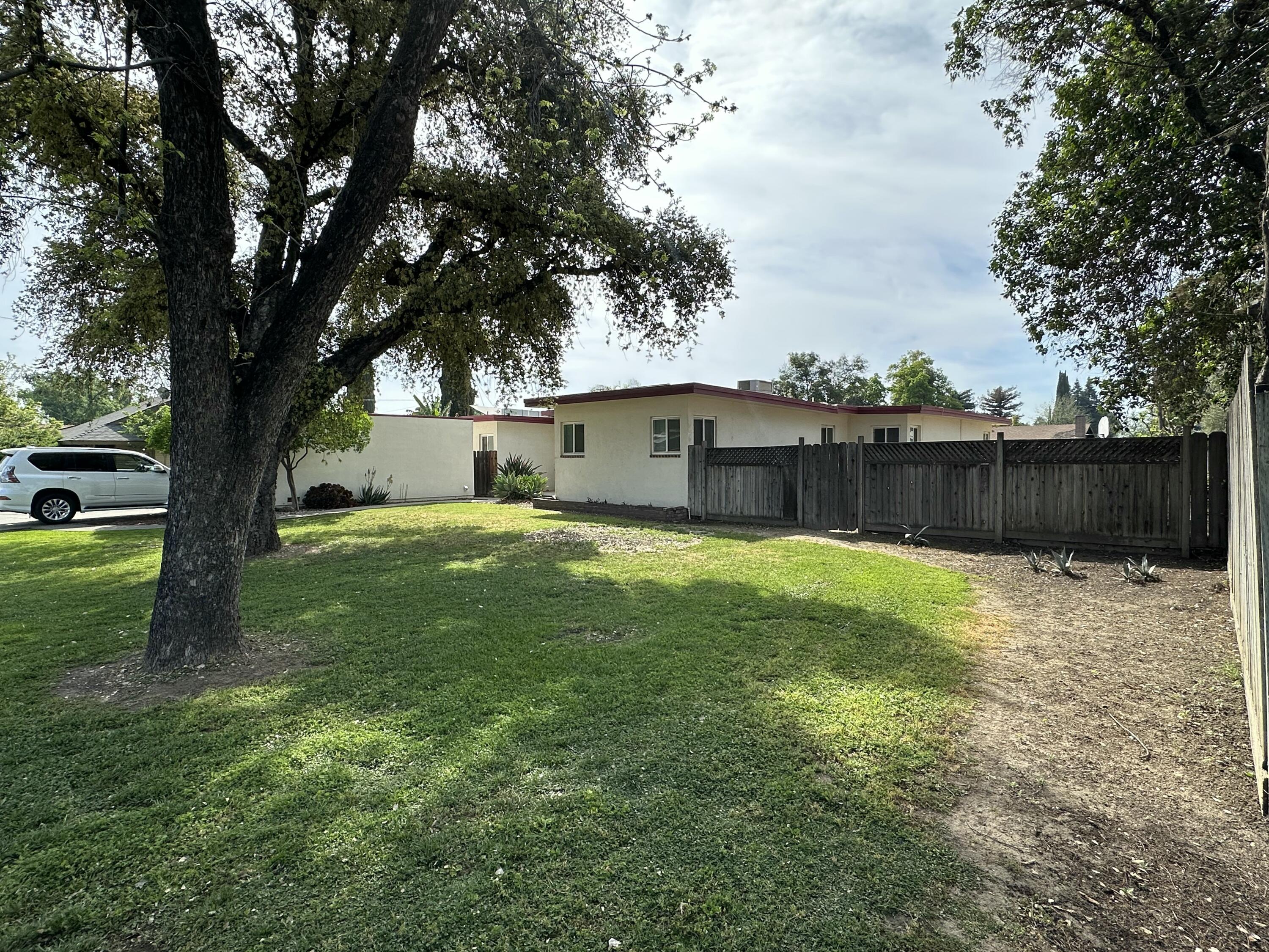 1127 W Walnut Ave, Visalia, CA 93277