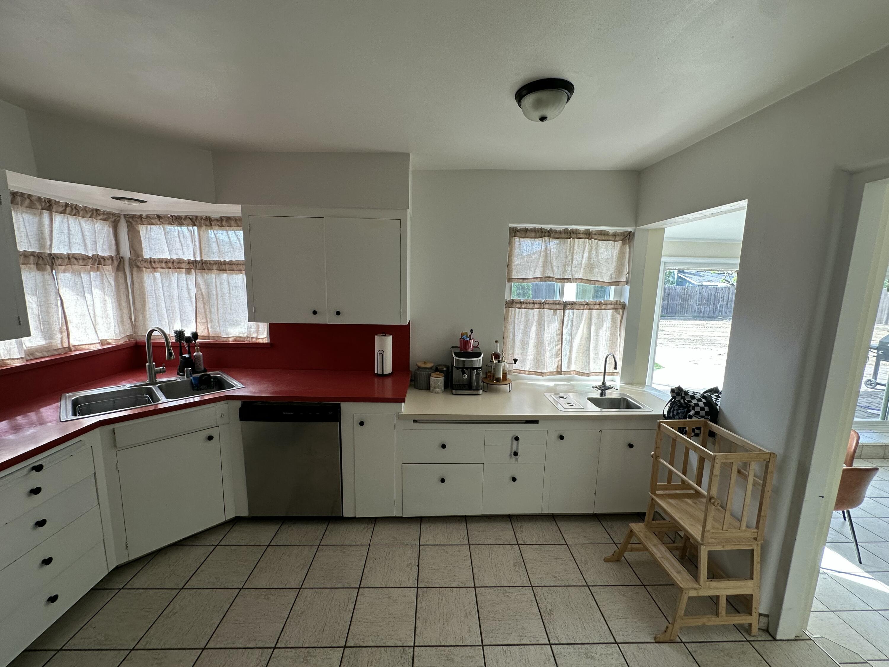 1127 W Walnut Ave, Visalia, CA 93277