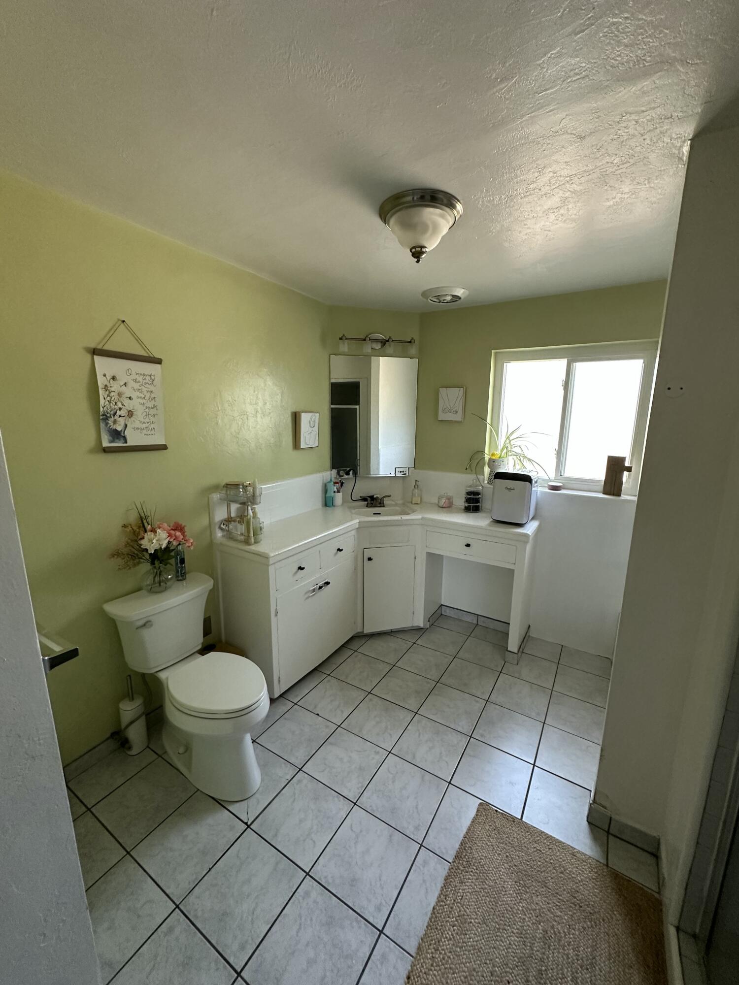 1127 W Walnut Ave, Visalia, CA 93277