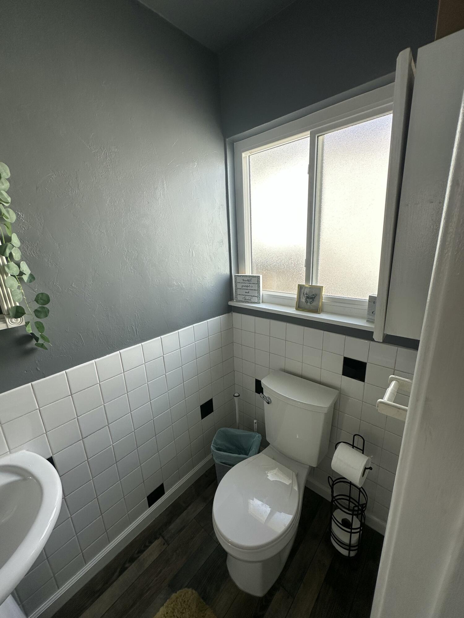 1127 W Walnut Ave, Visalia, CA 93277