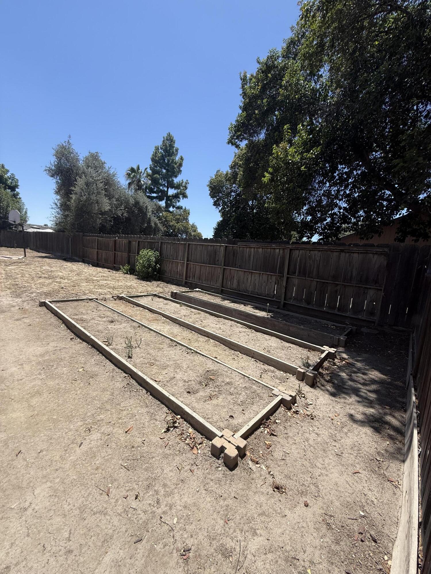 1127 W Walnut Ave, Visalia, CA 93277