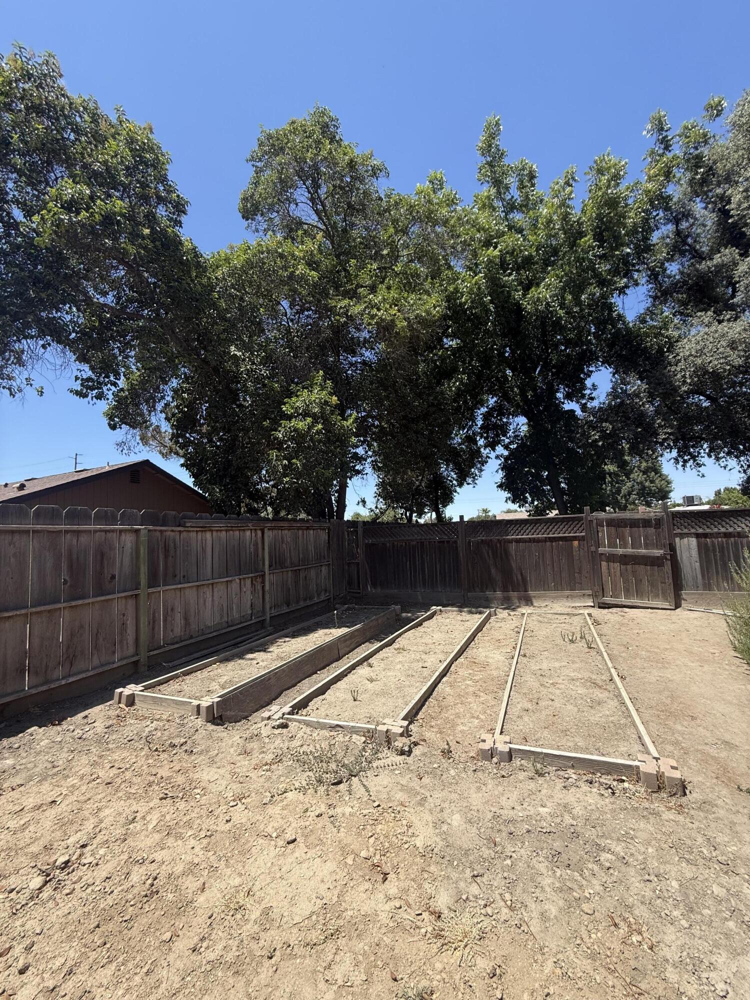 1127 W Walnut Ave, Visalia, CA 93277