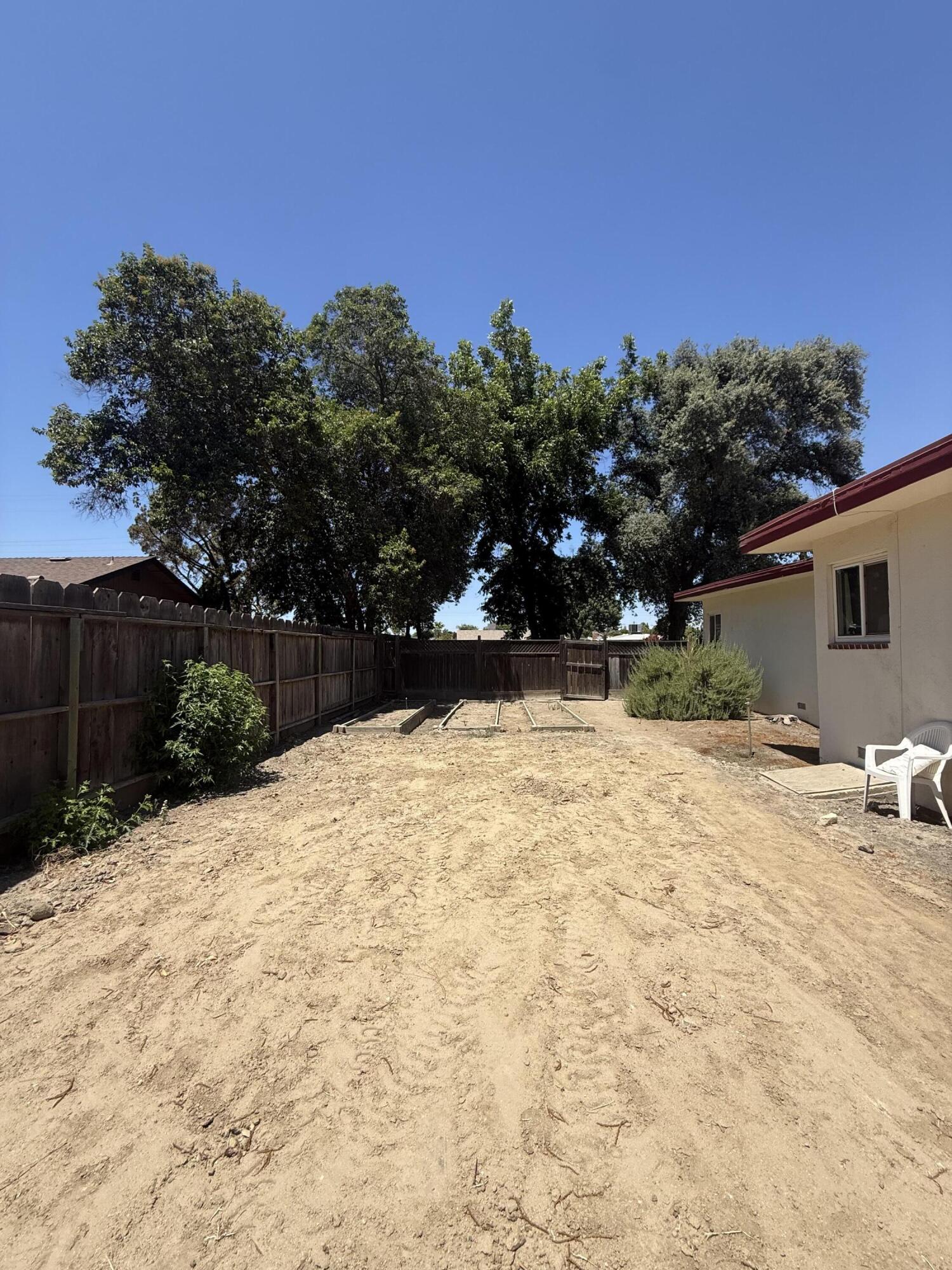 1127 W Walnut Ave, Visalia, CA 93277