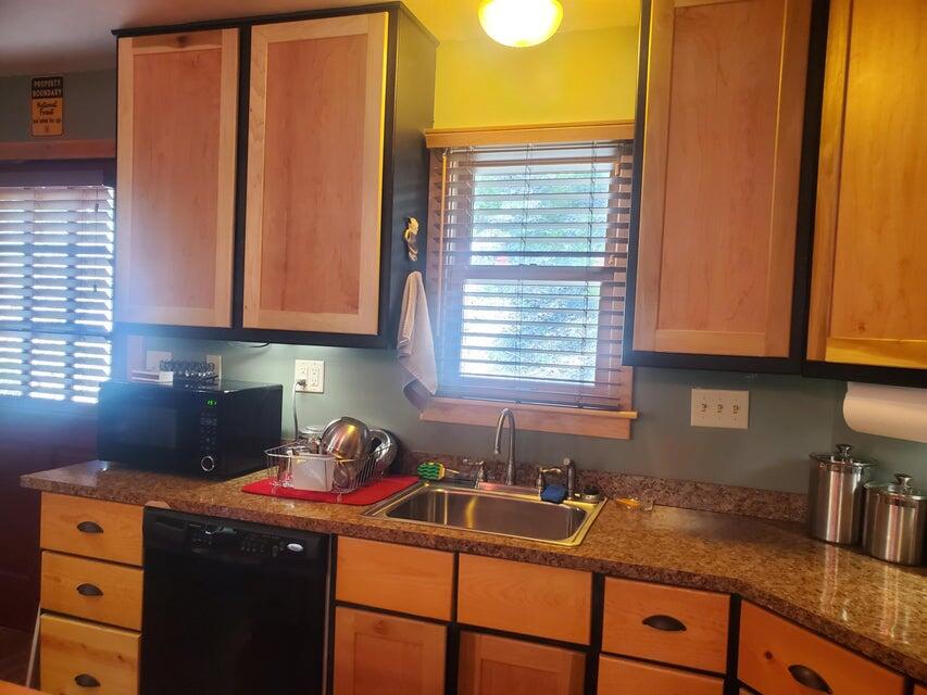 57926 Manzanita Trl, Badger, CA 93603