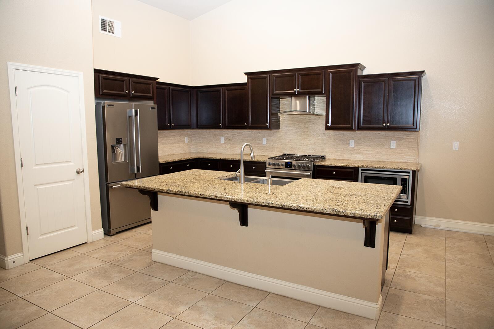 2508 N Kayenta Ct, Visalia, CA 93291