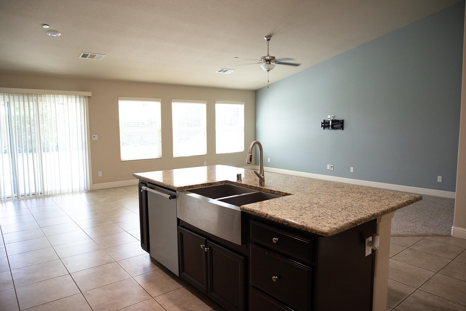 2508 N Kayenta Ct, Visalia, CA 93291