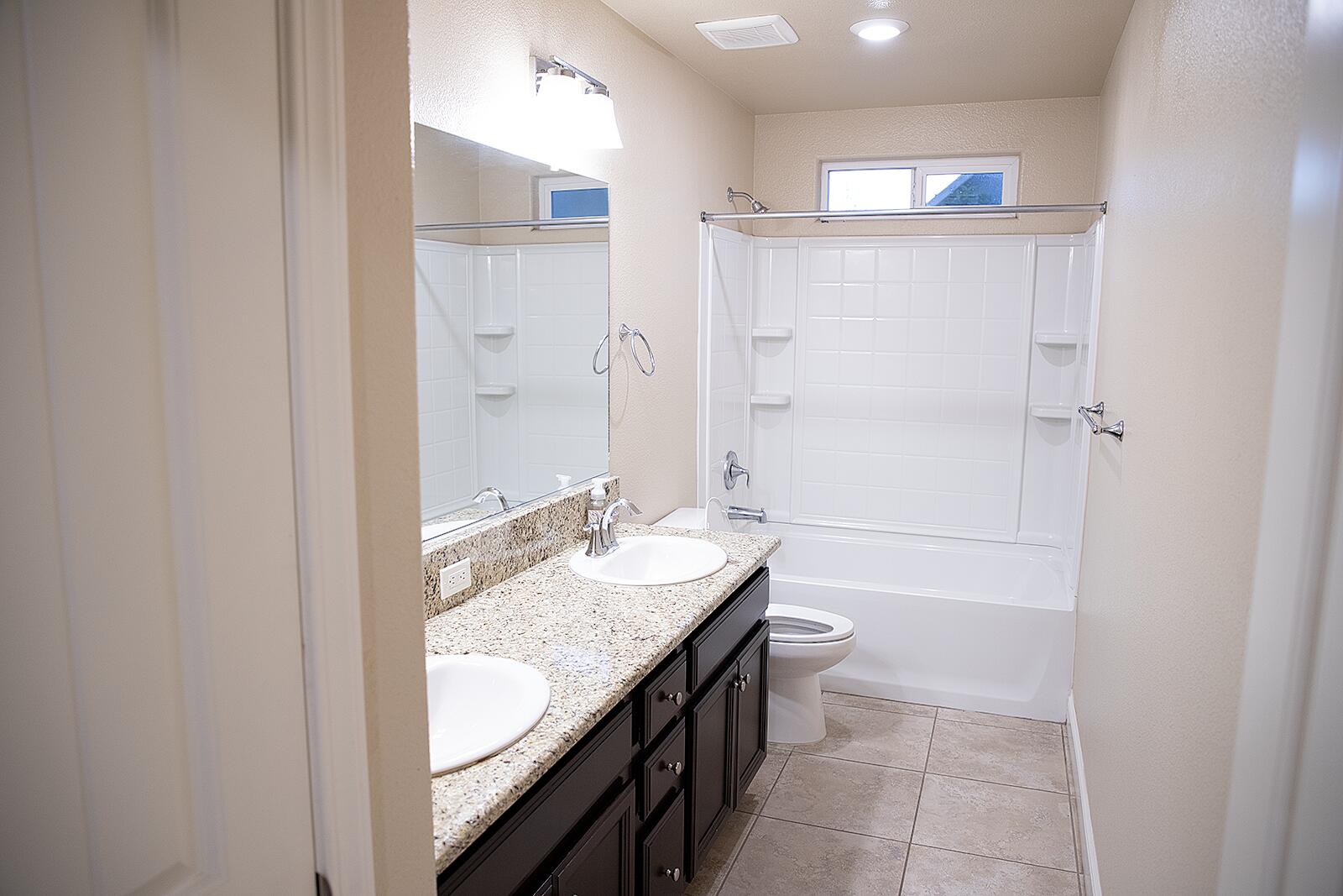 2508 N Kayenta Ct, Visalia, CA 93291