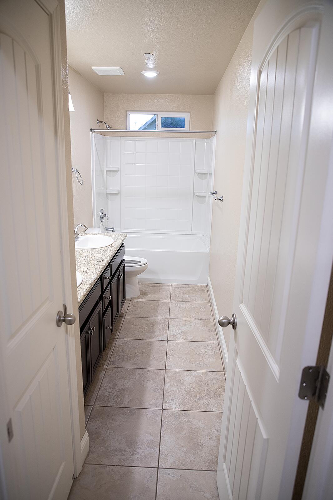 2508 N Kayenta Ct, Visalia, CA 93291