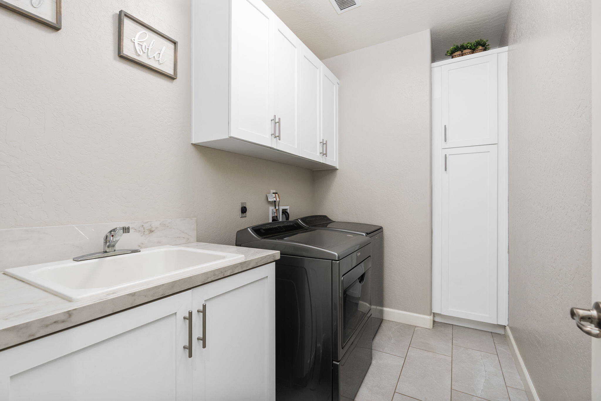 2124 Cortner St, Hanford, CA 93230