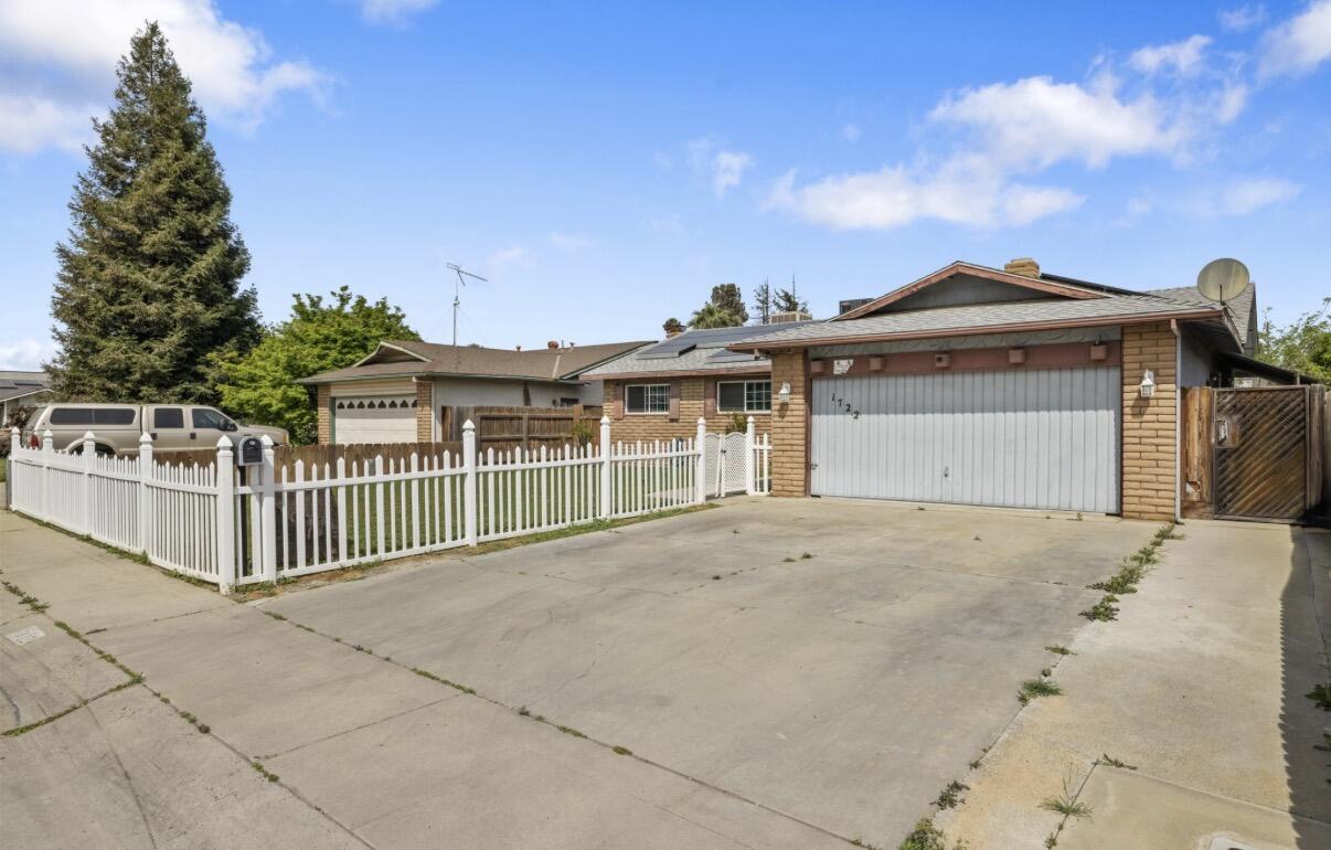1722 W La Vida, Visalia, CA 93277