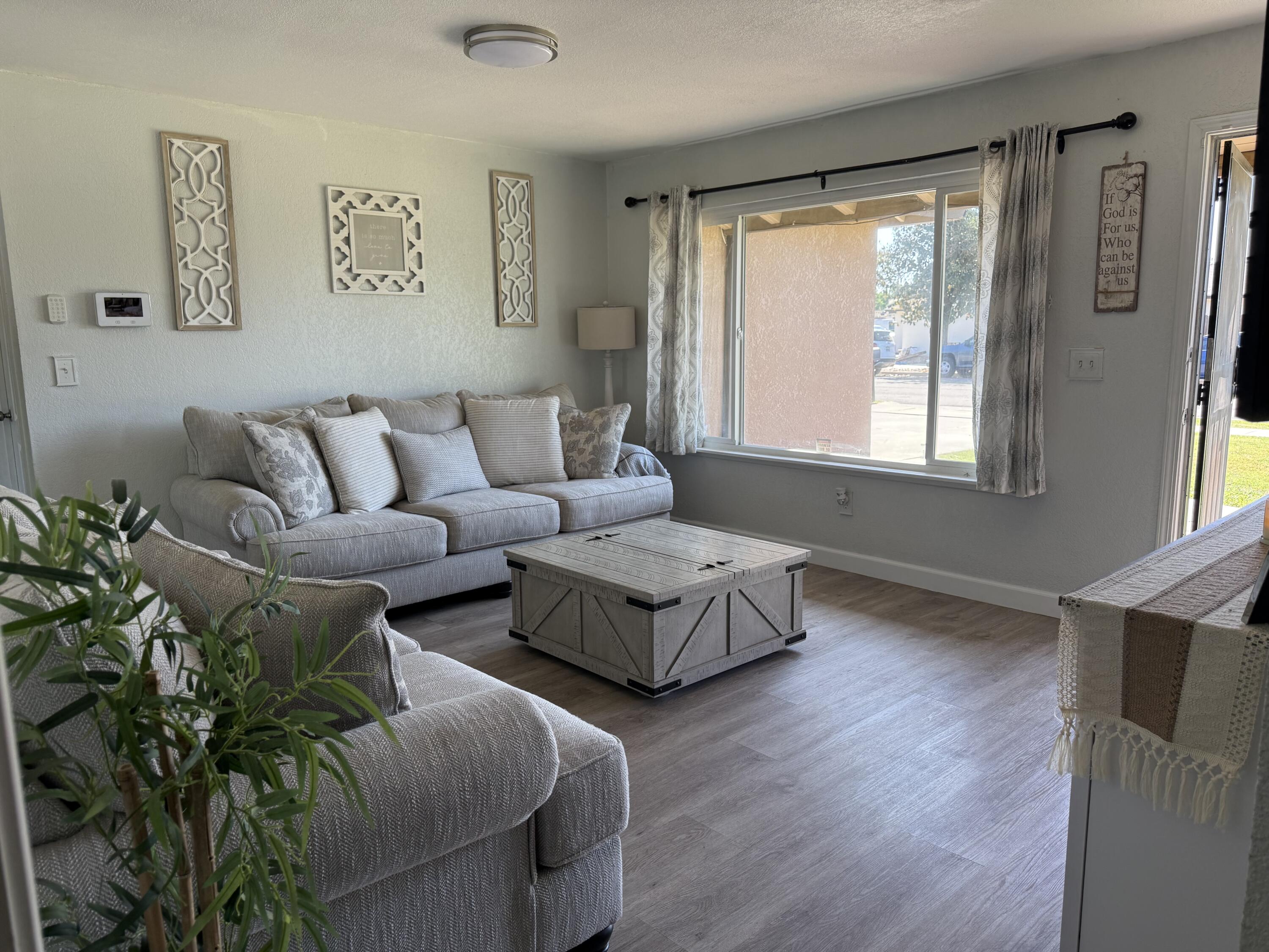 1074 Raymond Rd, Hanford, CA 93230