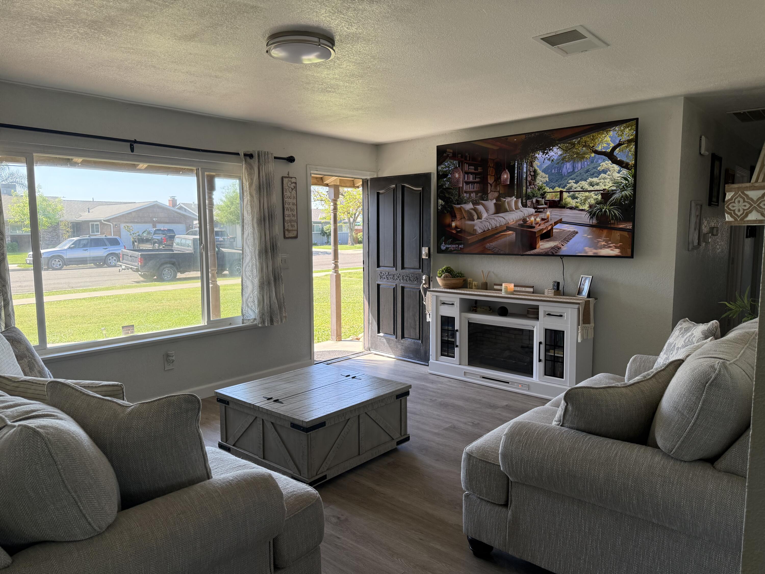 1074 Raymond Rd, Hanford, CA 93230